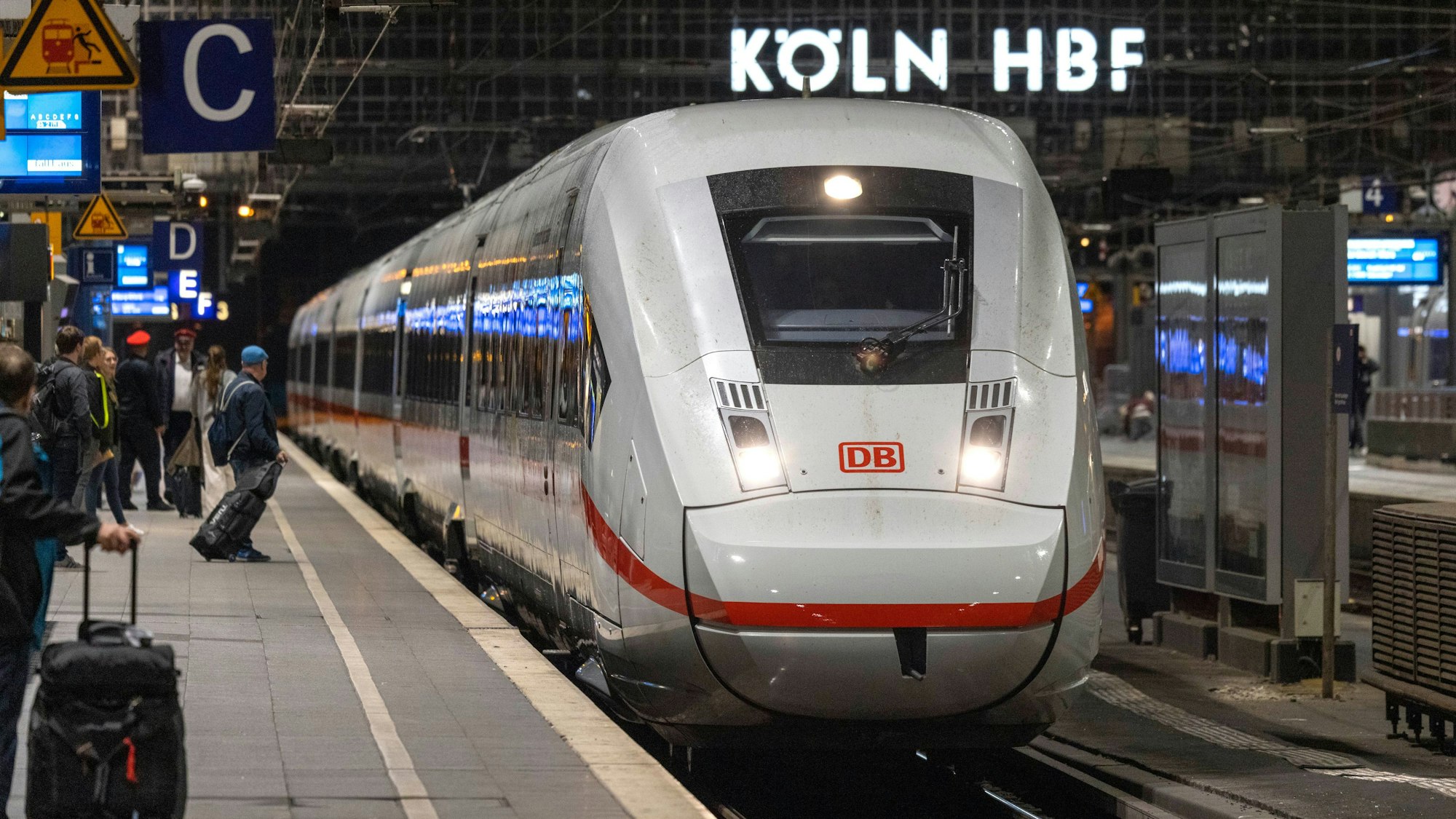 ARCHIV - 13.10.2023, Nordrhein-Westfalen, Köln: Ein ICE im Hauptbahnhof Köln. Auf der wichtigen Fernverkehr-Strecke zwischen Berlin und Nordrhein-Westfalen will die Deutsche Bahn mehr Sitzplätze anbieten. (zu dpa: «Neuer Bahn-Fahrplan: Auf Fern-Strecke NRW - Berlin mehr Sitzplätze») Foto: Thomas Banneyer/dpa +++ dpa-Bildfunk +++