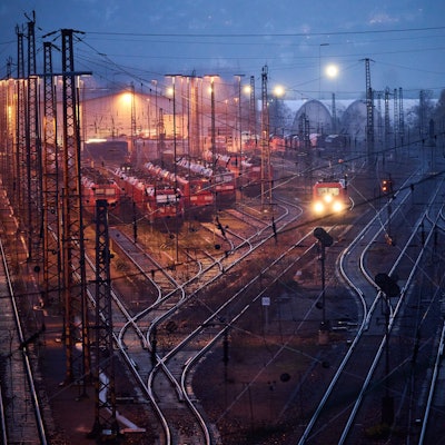 Lokomotiven stehen während des bundesweiten Warnstreiks bei der Deutschen Bahn im Rangierbahnhof Hagen-Vorhalle. (Archivbild)