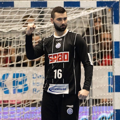VfL-Torhüter Tibor Ivanisevic ballt die Faust nach einer Parade.