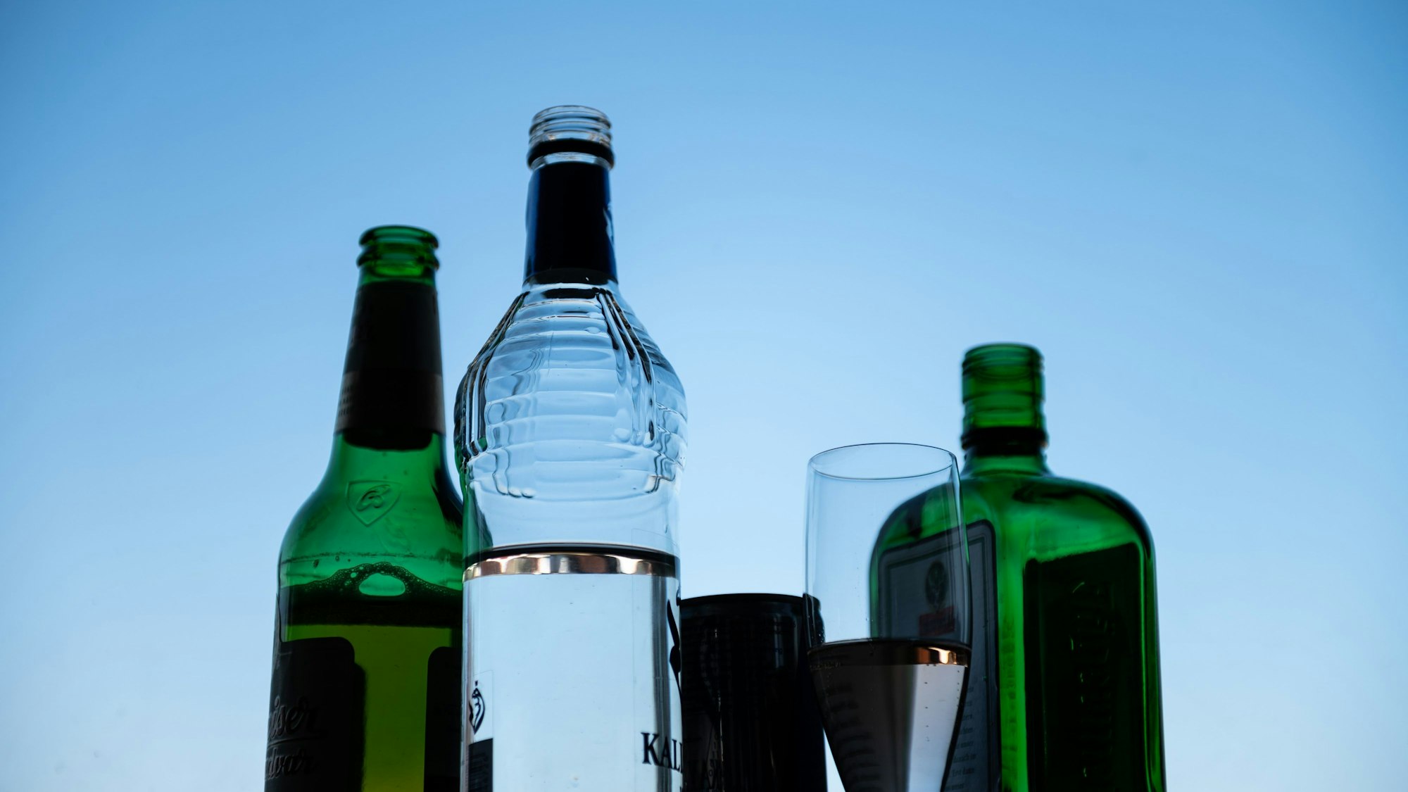 Verschiedene alkoholische Getränke stehen auf der Fensterbank.