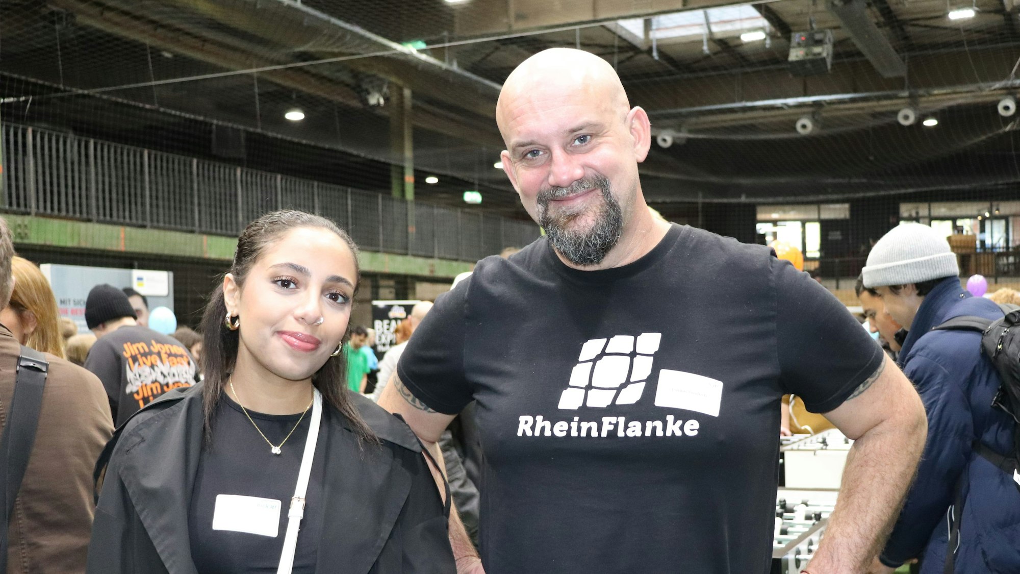 Selma (Schülerin am Berufskolleg Lindenstraße) und Dennis Diederich („Rheinflanke“)