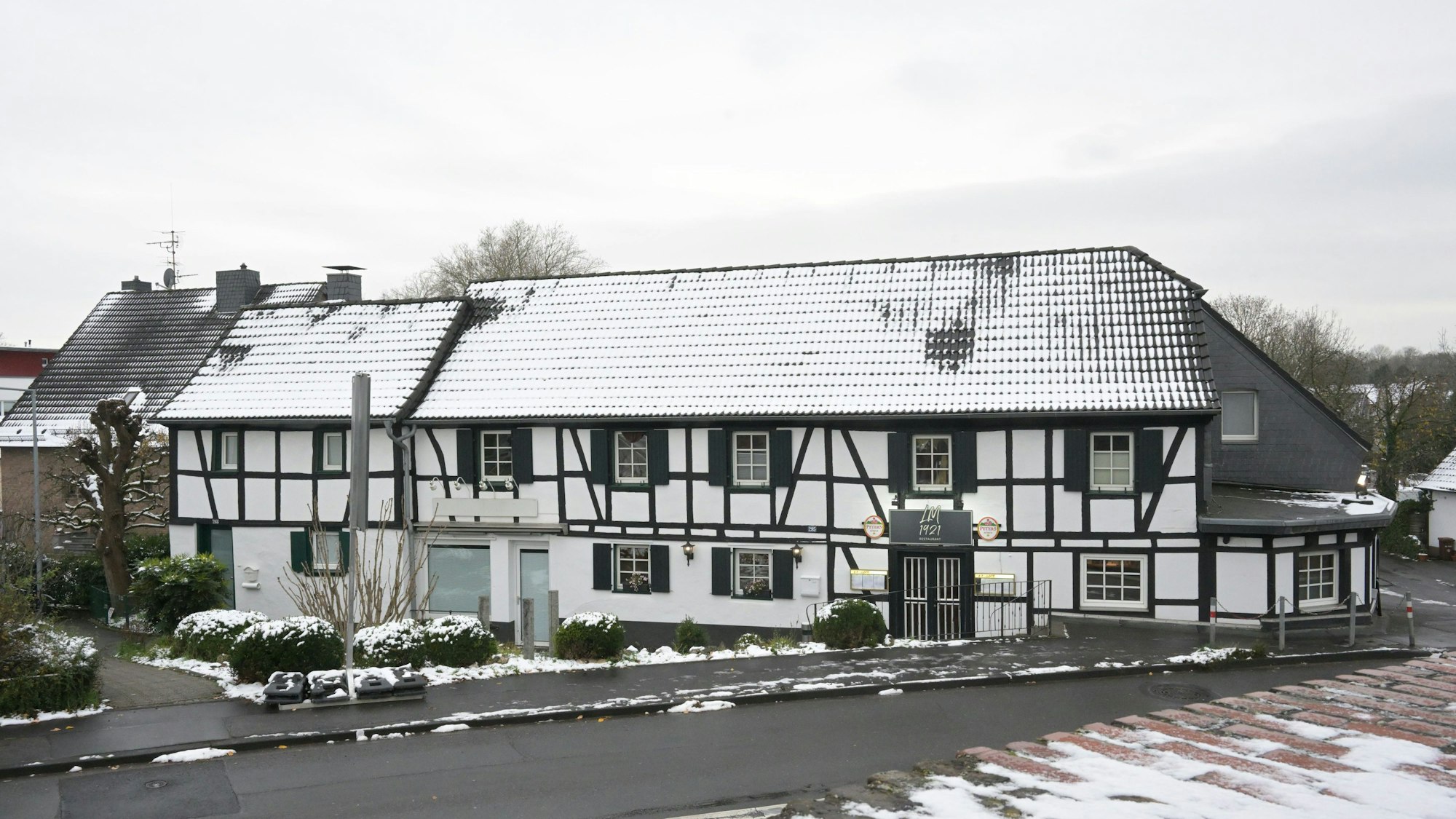 Fachwerkhaus mit schneebedecktem Dach.