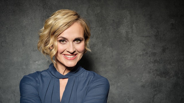 Die ehemalige „Tagesthemen“-Moderatorin Caren Miosga blickt während eines Fotoshootings für ihre neue Talkshow in der ARD in die Kamera.