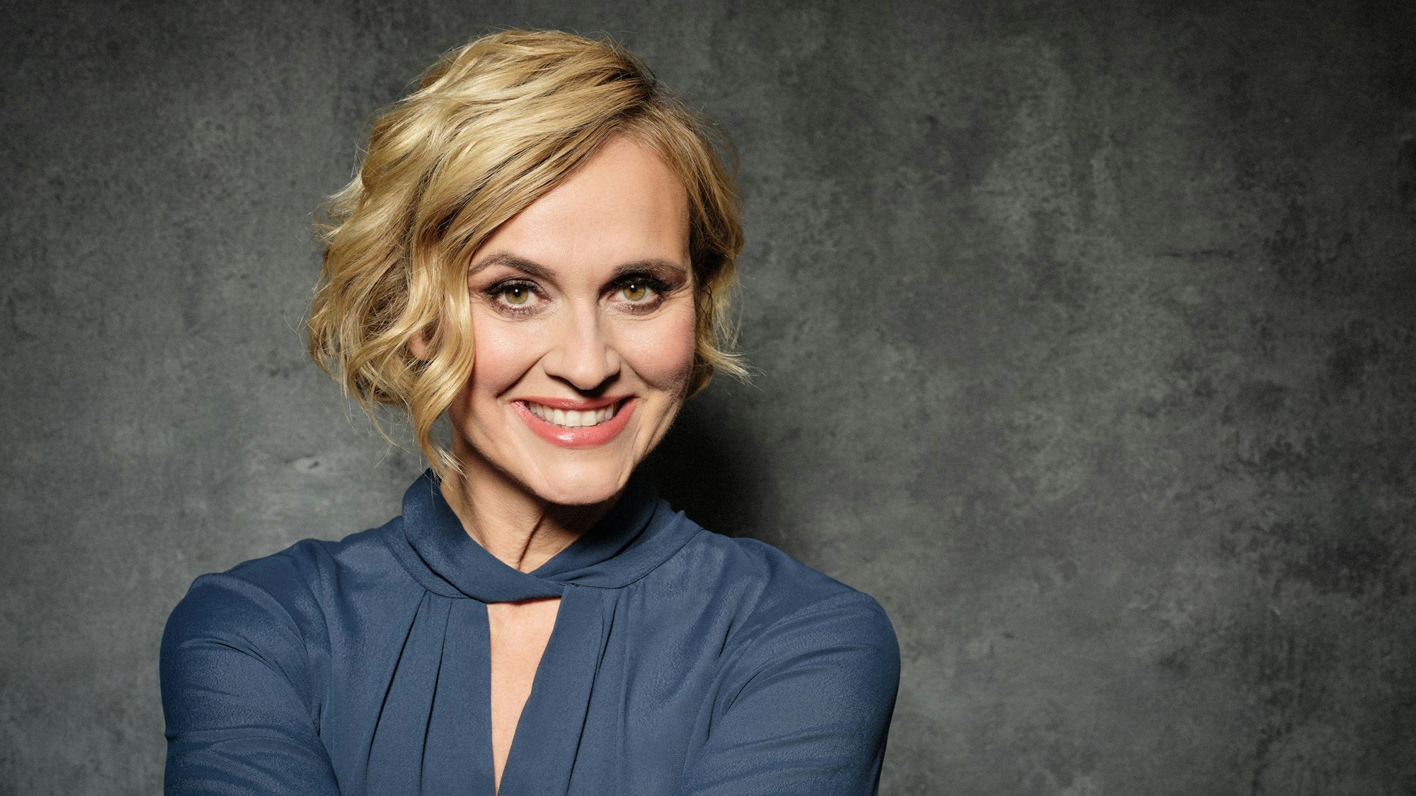 Die ehemalige „Tagesthemen“-Moderatorin Caren Miosga blickt während eines Fotoshootings für ihre neue Talkshow in der ARD in die Kamera.