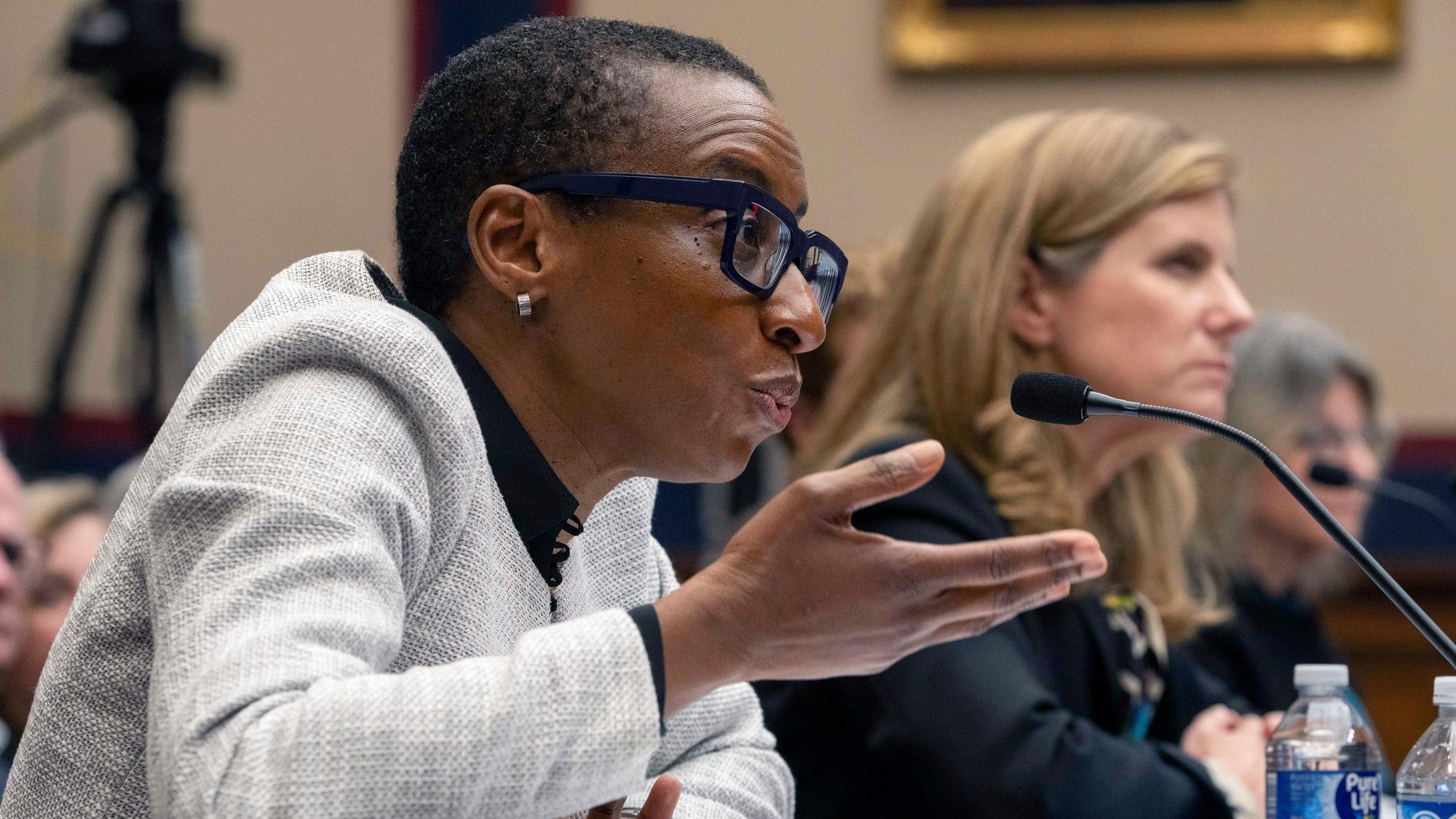 Harvard-Präsidentin Claudine Gay (l) spricht während einer Anhörung des Bildungsausschusses des Repräsentantenhauses auf dem Capitol Hill, während Liz Magill, Präsidentin der University of Pennsylvania, zuhört. Beide stehen nach der Anhörung stark in der Kritik.
