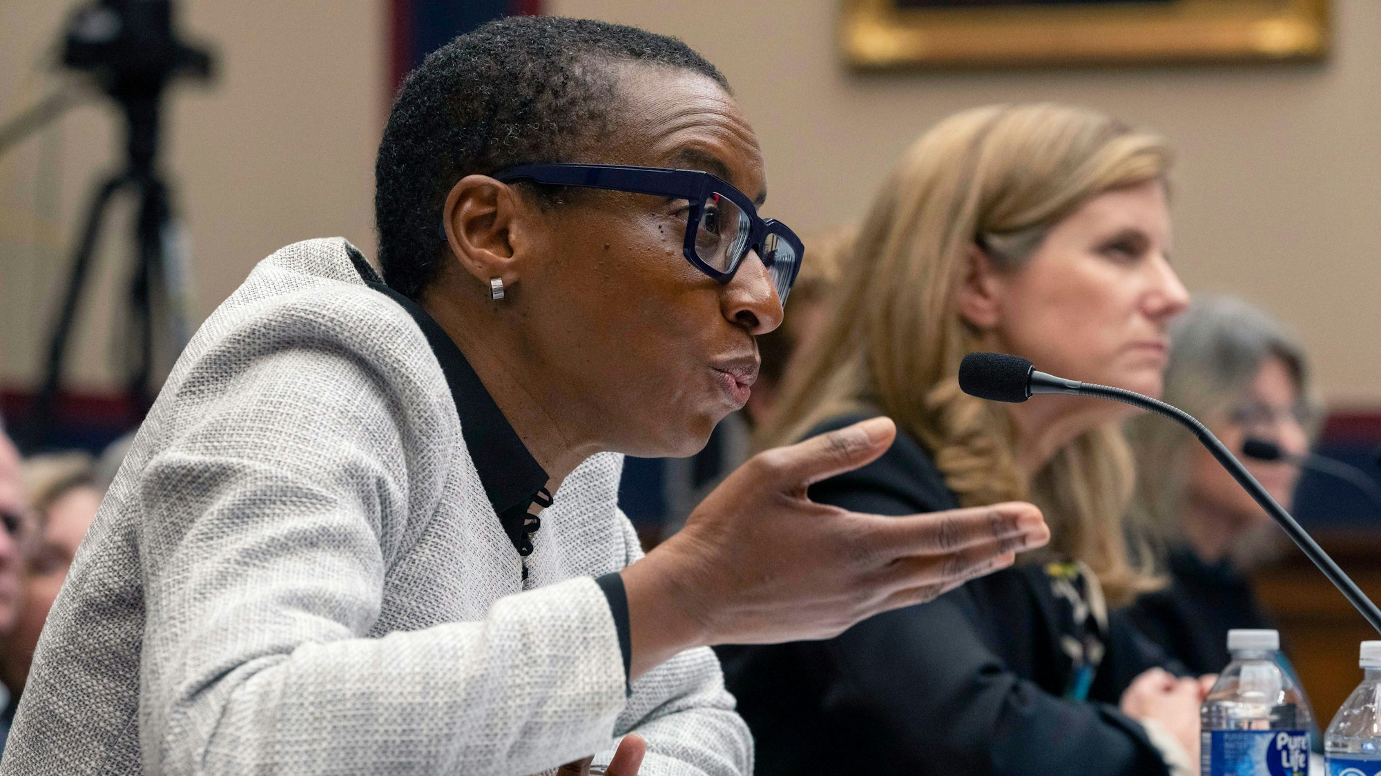 Harvard-Präsidentin Claudine Gay (l) spricht während einer Anhörung des Bildungsausschusses des Repräsentantenhauses auf dem Capitol Hill, während Liz Magill, Präsidentin der University of Pennsylvania, zuhört. Beide stehen nach der Anhörung stark in der Kritik.