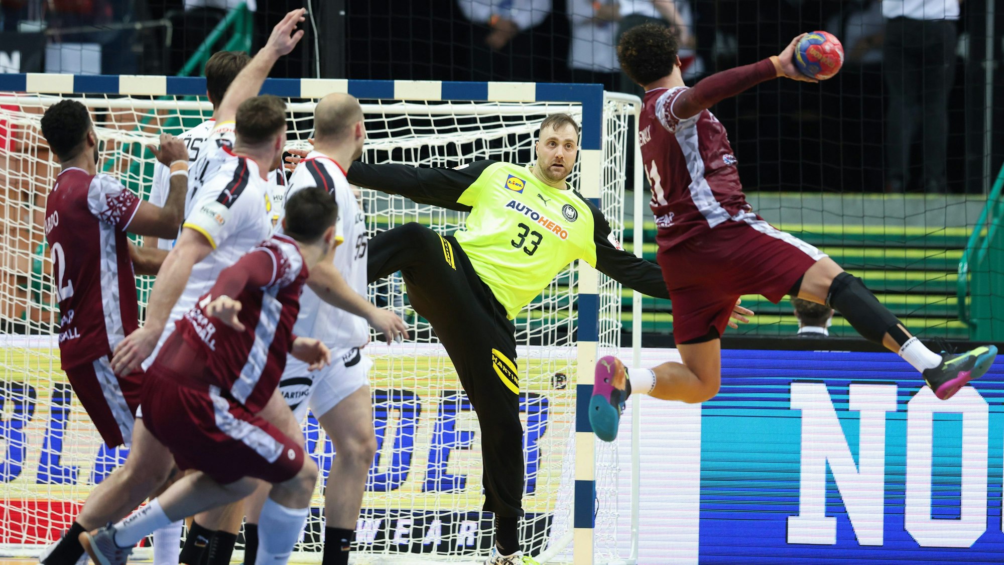 Andreas Wolff hat den Ball ganz genau im Visier und macht artistisch sein Tor klein.