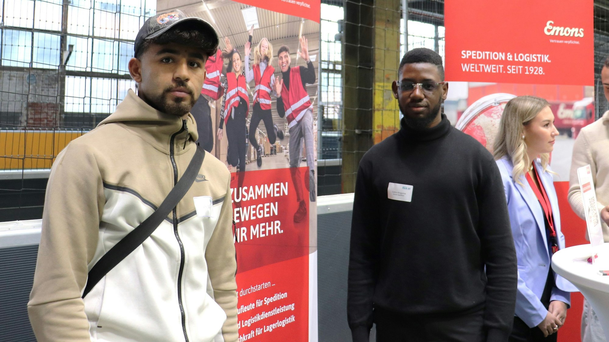 Youseff (Schüler am Berufskolleg Deutzer Freiheit, links) und Colins Kingunza (Personalabteilung Emons Spedition)