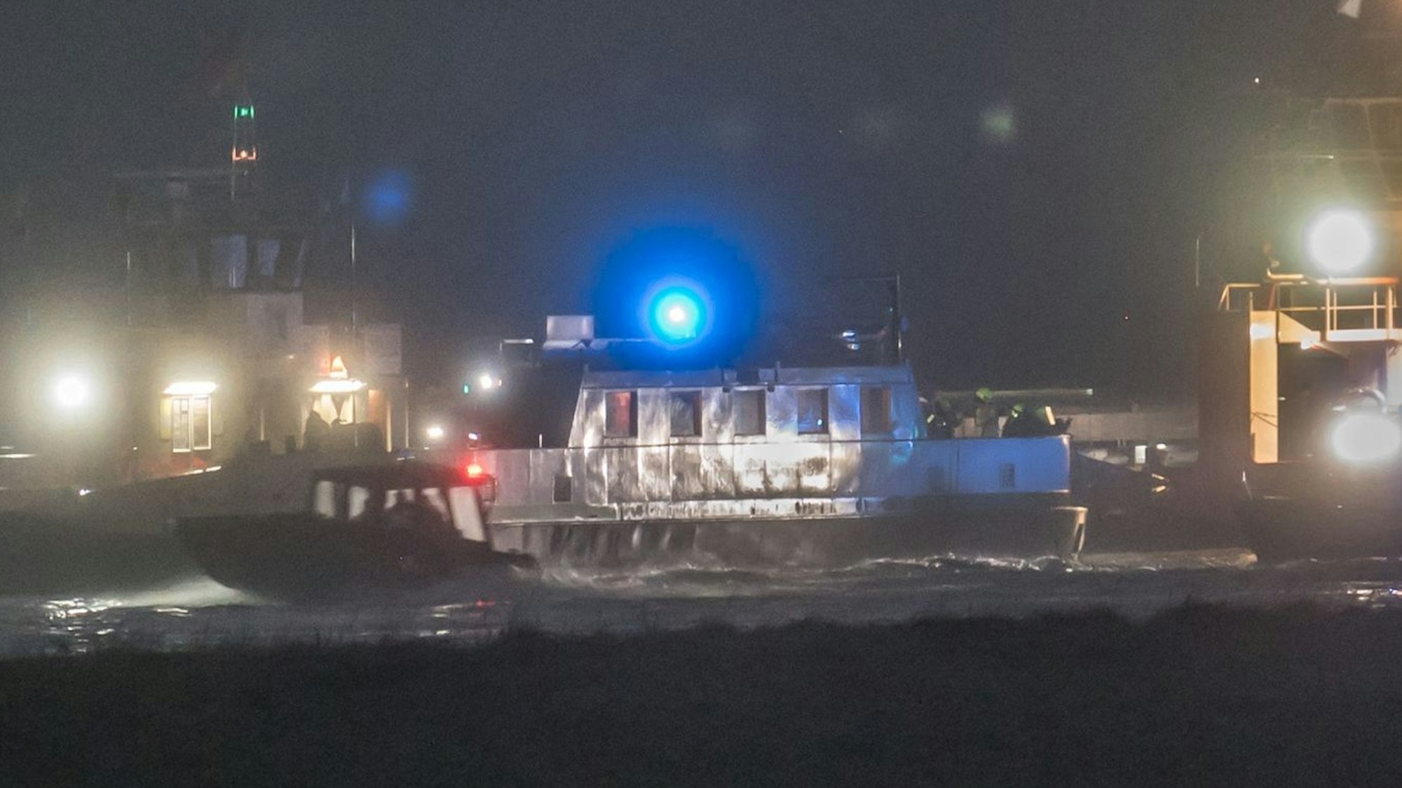 Die Hitdorfer Fähre ist nach 15 Uhr mit vier Fahrgästen und zwei Besatzungsmitgliedern manövrierfunfähig abgetrieben, hat Anker geworfen und wird in den Hafen geschleppt.