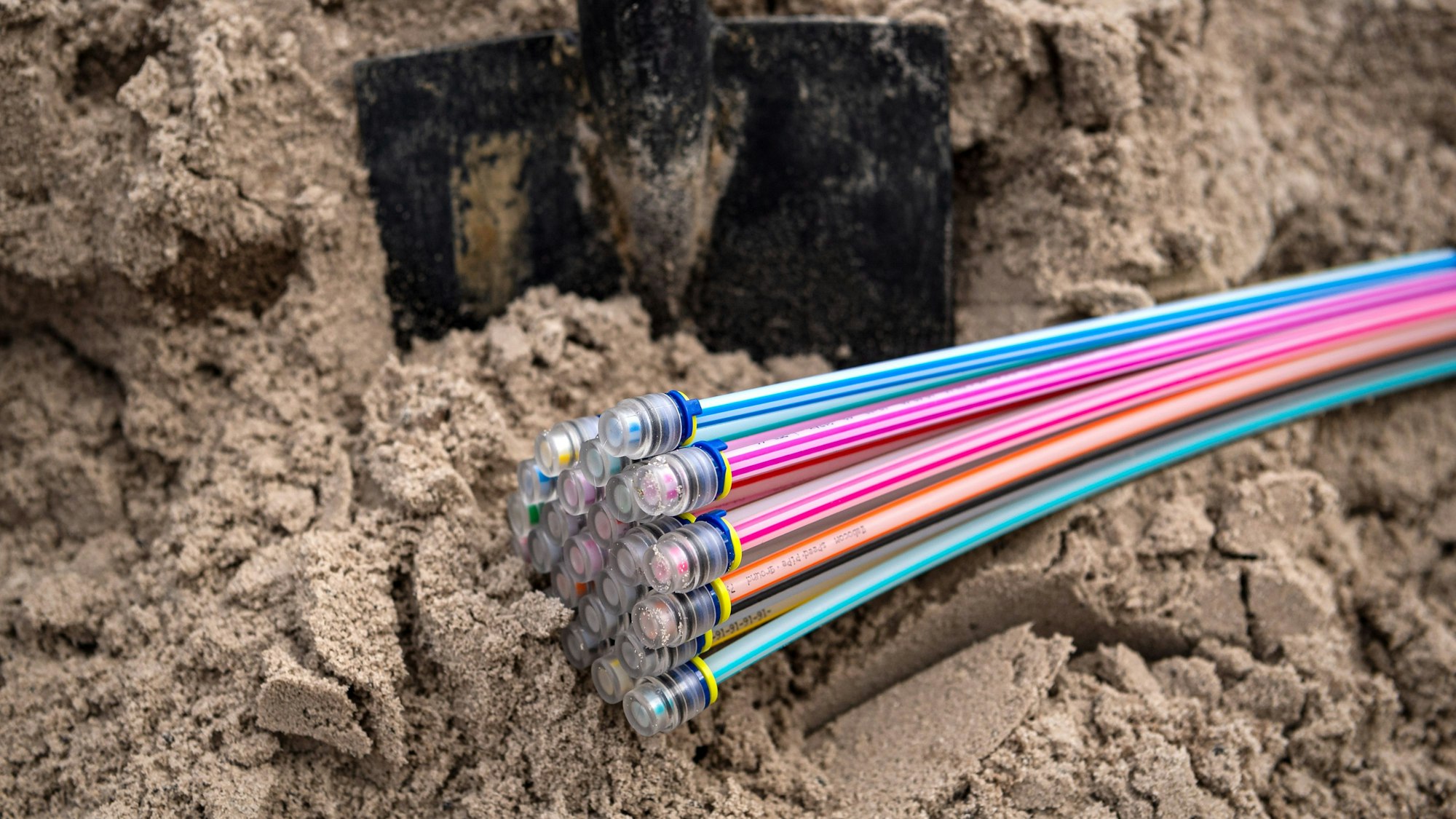 Glasfaserkabel liegen auf einer Baustelle.