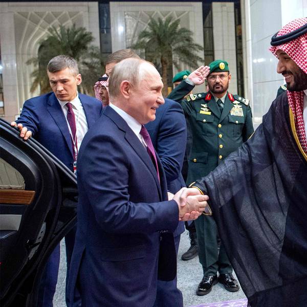 Wladimir Putin beim Handschlag mit Kronprinz Mohammed bin Salman nach seiner Ankunft in Saudi-Arabien. Zuvor hatte der Kremlchef Abu Dhabi besucht.