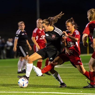 Marie Nolden vom TB-SV Füssenich-Geich setzt sich in dieser Szene im Pokalfinale gegen Zülpicher Spielerinnen durch.