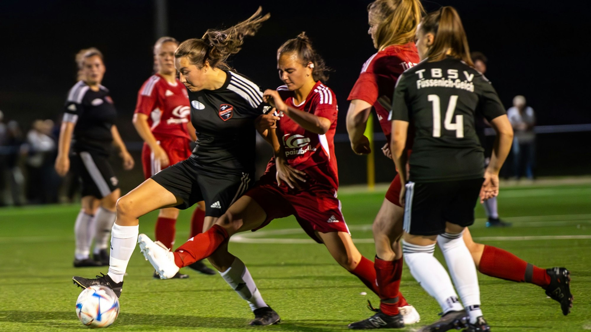 Marie Nolden vom TB-SV Füssenich-Geich setzt sich in dieser Szene im Pokalfinale gegen Zülpicher Spielerinnen durch.