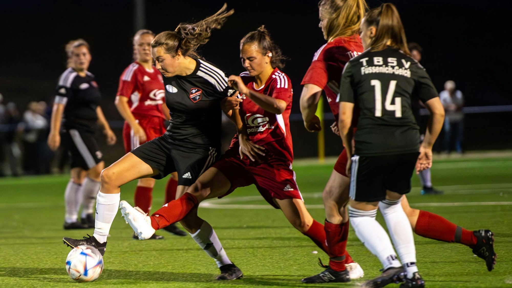 Füssenichs Fußballerin Mare Nolden versucht sich im Zweikampf gegen eine Zülpicher Spielerin durchzusetzen, wird aber gestoppt.