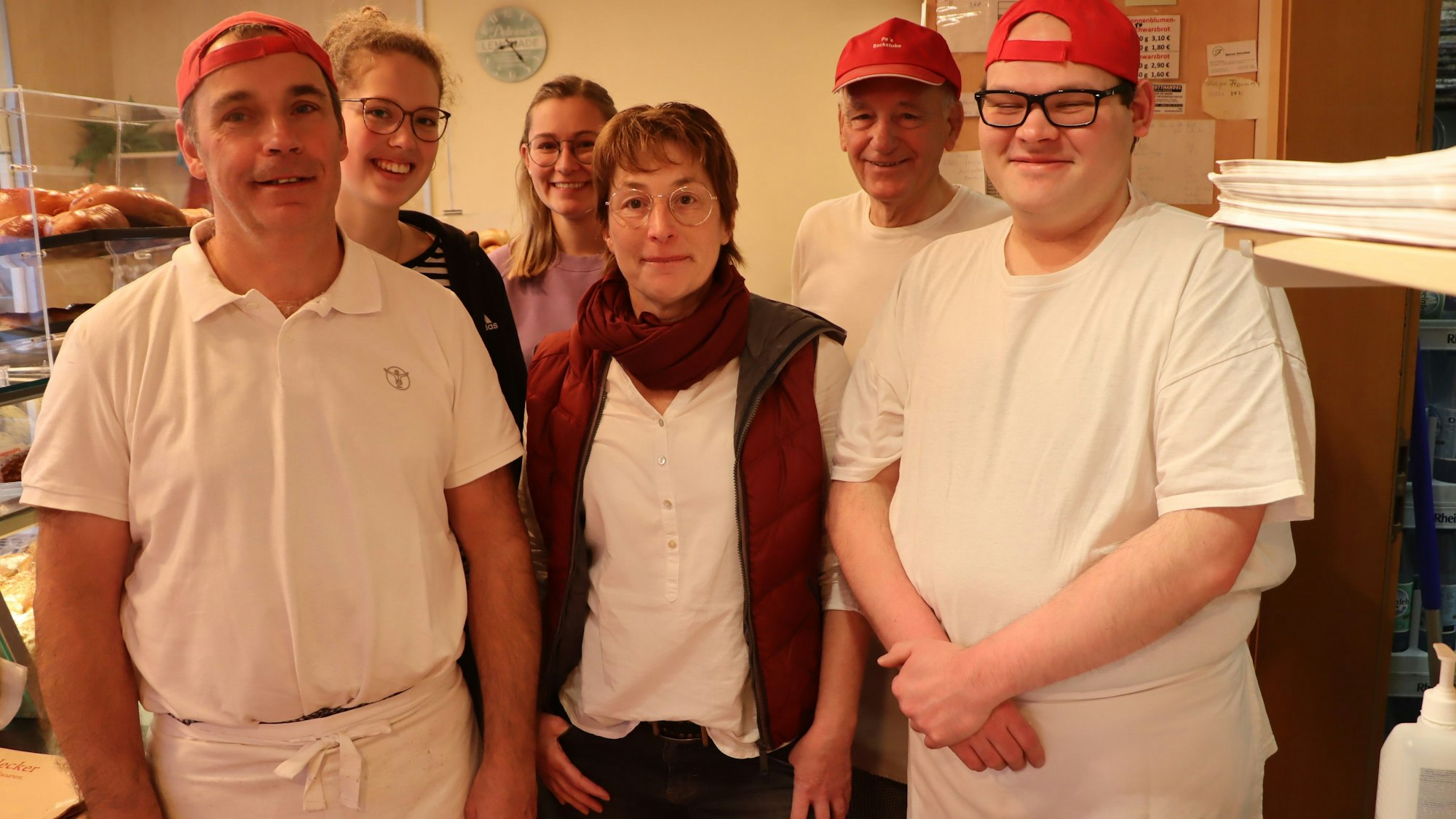 Auf dem Foto ist ein Teil des Teams der Bäckerei zu sehen: Geselle Björn Schog, der in Pe's Backstube auch seine Ausbildung absolviert hat, Bäckermeister Alfred Eschweiler, Alexandra Paffendorf, die Ehefrau von Peter Weber, und die beiden Bäckerei-Fachverkäuferinnen Anne Vollmert und Hannah Selbach.