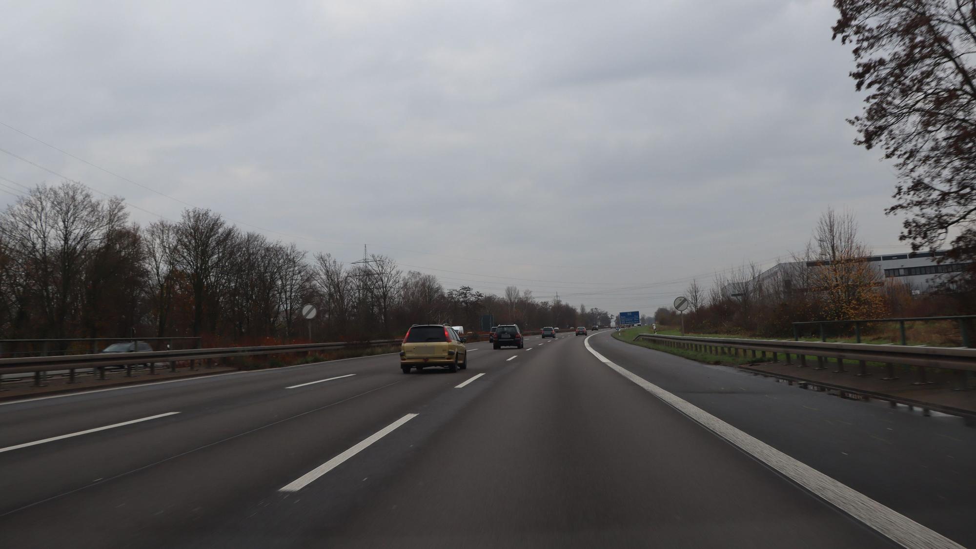 06.12.2023-Wes-Nur wenige Hundert Meter hinter der Baustelle, die zwischen Godorf und der Abfahrt Wesseling den Verkehr auf Tempo 80, teils sogar auf 60 Stundenkilometer herunter drosselt, ereignete sich der schlimme Unfall. Das Tempolimit ist im Unfallbereich der Beschilderung zufolge aufgehoben.
Schwarz und verbrannt ist der Asphalt auf der A555 genau dort, wo der VW Polo ausgebrannt ist.