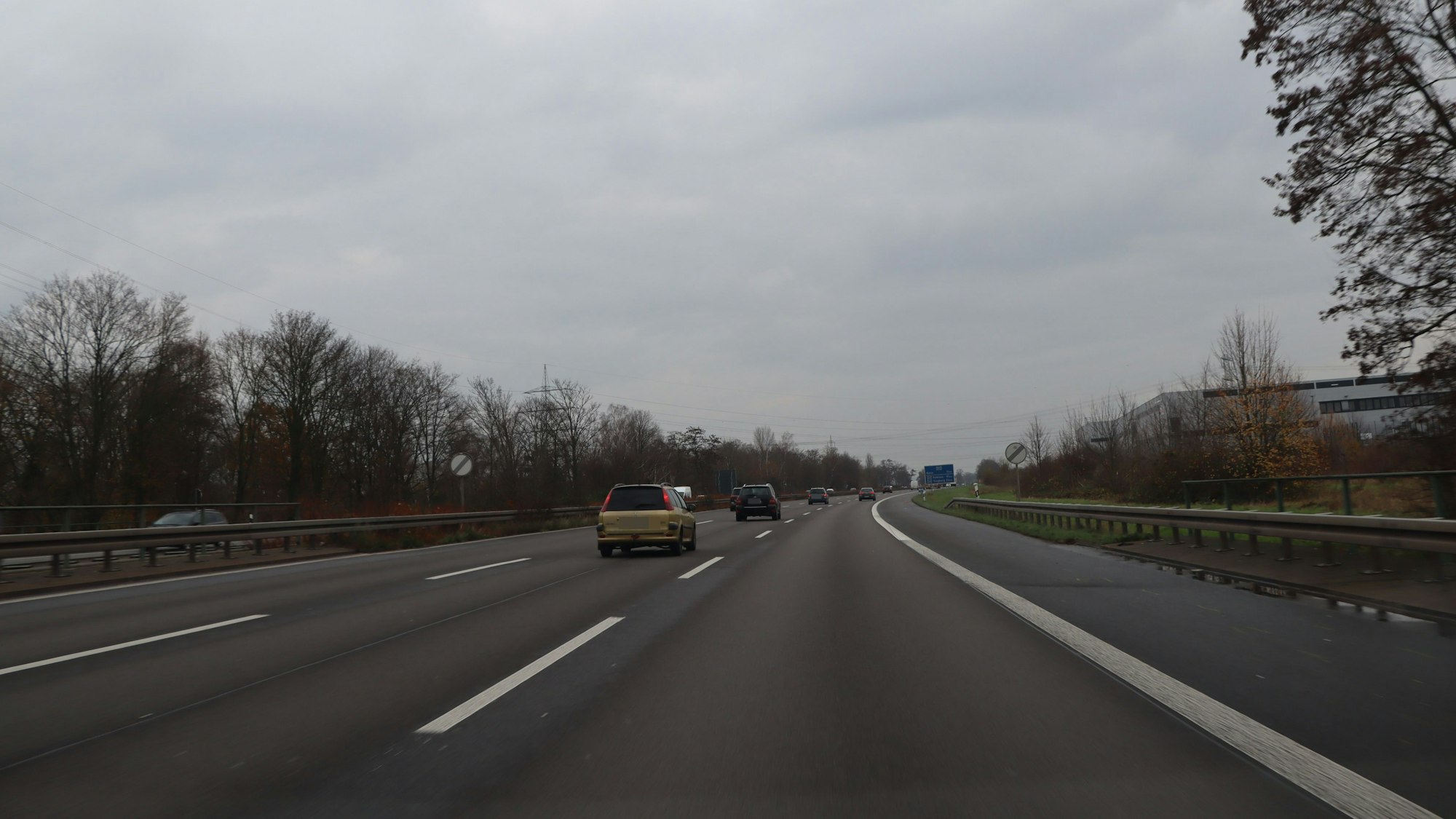 06.12.2023-Wes-Nur wenige Hundert Meter hinter der Baustelle, die zwischen Godorf und der Abfahrt Wesseling den Verkehr auf Tempo 80, teils sogar auf 60 Stundenkilometer herunter drosselt, ereignete sich der schlimme Unfall. Das Tempolimit ist im Unfallbereich der Beschilderung zufolge aufgehoben.
Schwarz und verbrannt ist der Asphalt auf der A555 genau dort, wo der VW Polo ausgebrannt ist.