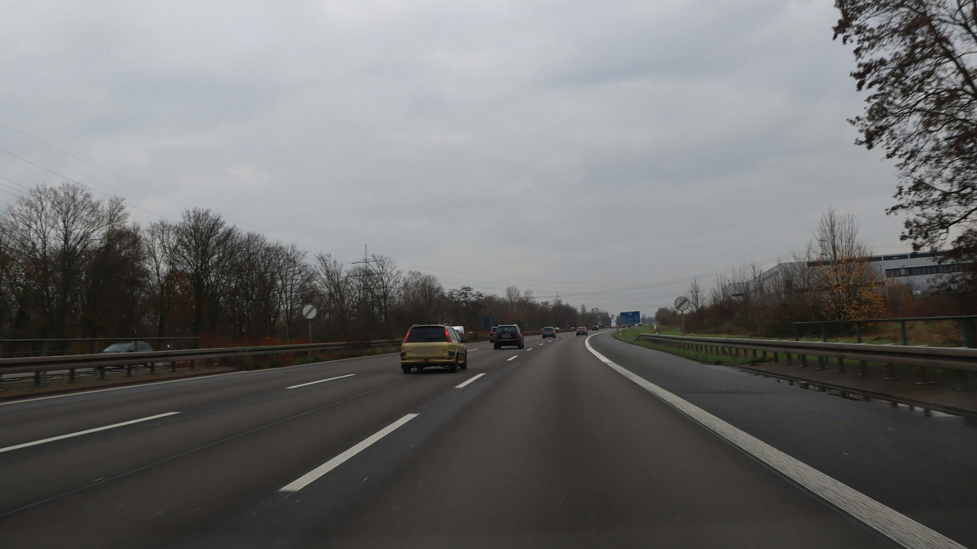 06.12.2023-Wes-Nur wenige Hundert Meter hinter der Baustelle, die zwischen Godorf und der Abfahrt Wesseling den Verkehr auf Tempo 80, teils sogar auf 60 Stundenkilometer herunter drosselt, ereignete sich der schlimme Unfall. Das Tempolimit ist im Unfallbereich der Beschilderung zufolge aufgehoben.
Schwarz und verbrannt ist der Asphalt auf der A555 genau dort, wo der VW Polo ausgebrannt ist.