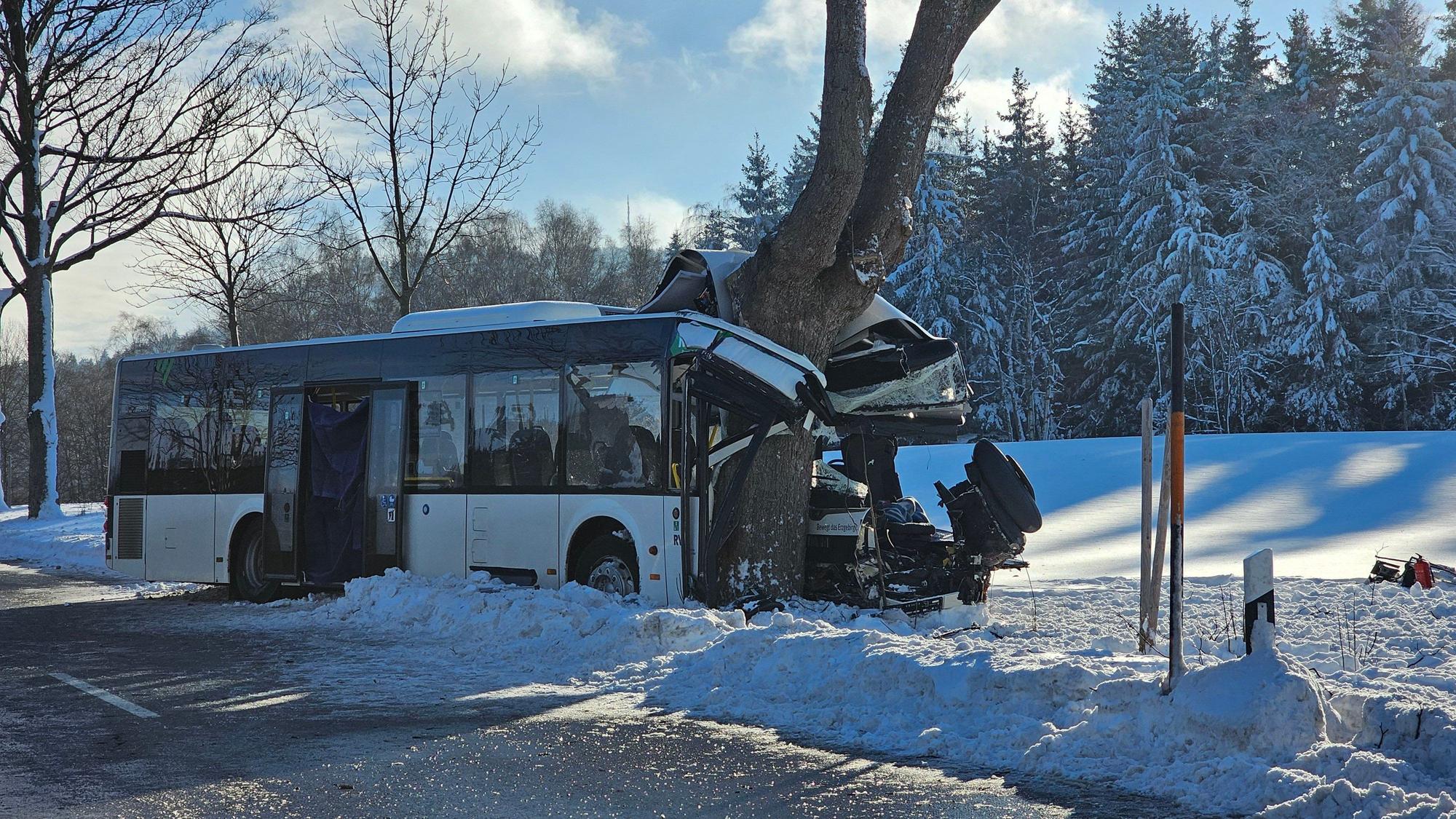 Der zerstörte Schulbus steht nach der Kollision mit einem Streufahrzeug am Straßenrand.
