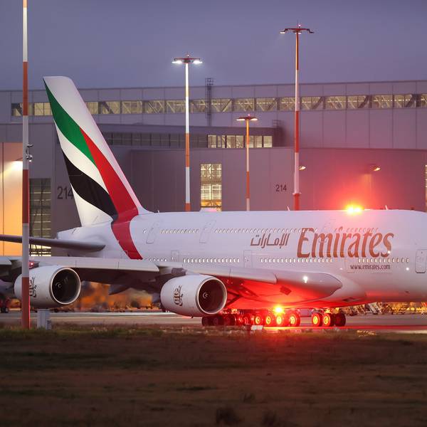 Ein Airbus A380 der arabischen Fluggesellschaft Emirates steht an einem Rollfeld vor einem roten Warnlicht. (Symbolbild)