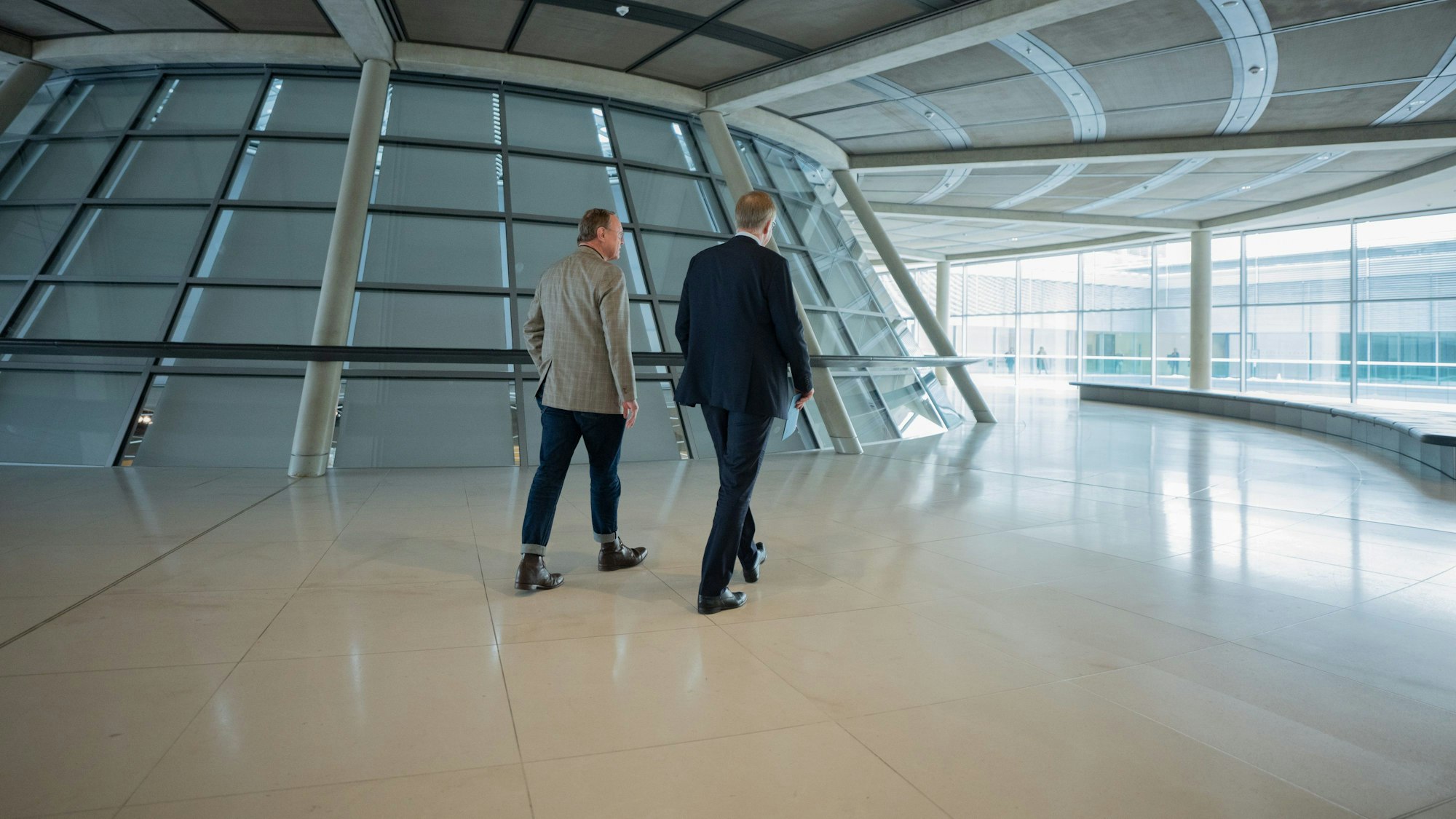 Dietmar Bartsch, Fraktionsvorsitzender der Partei Die Linke, verlässt nach einem Pressestatement zur Auflösung der Fraktion der Linken im Bundestag neben seinem Sprecher Michael Schlick (l) die Fraktionsebene im Bundestag. (Archivbild)
