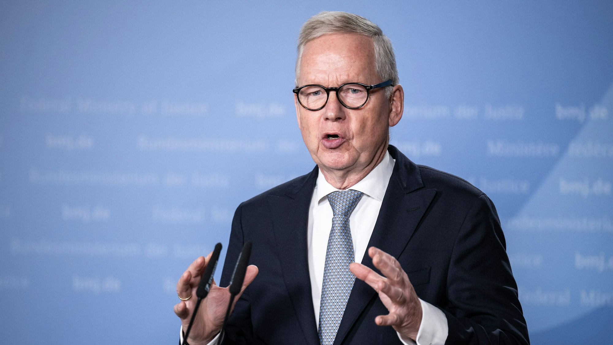 Lutz Goebel, Vorsitzender des Nationalen Normenkontrollrates (NKR), spricht auf der Pressekonferenz anlässlich der Übergabe des Jahresberichts.