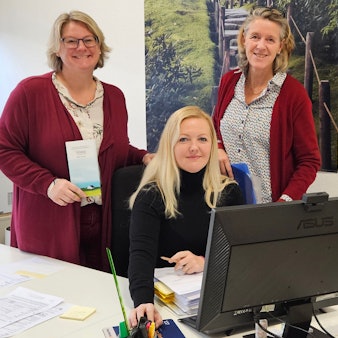 Auf dem Foto sind Sophie Rosenberger, Helena Gerl und Maria Riederer zu sehen. Sie besetzen die Geschäftsstelle des Hospizes Bedburg/Bergheim/Elsdorf in den neuen Räumen an der Zeissstraße in Bergheim.