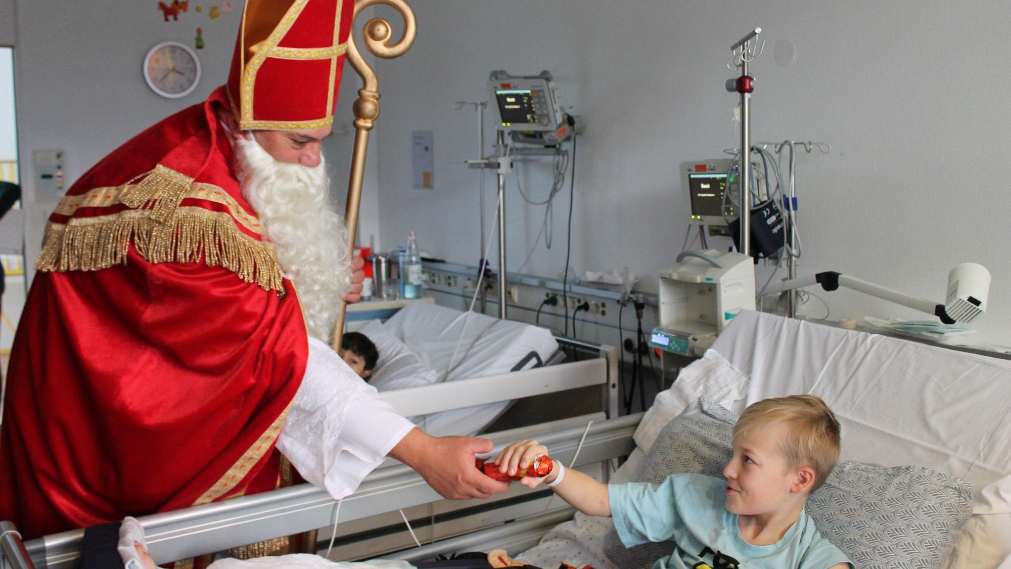 Der Nikolaus hat die Kinder der Asklepios-Klinik Sankt Augustin besucht.