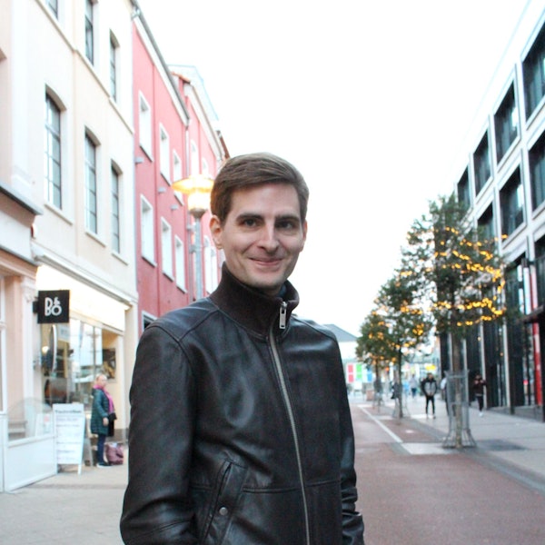 Arvid Bell steht auf der weihnachtlich geschmückten Bahnhofstraße in Euskirchen.