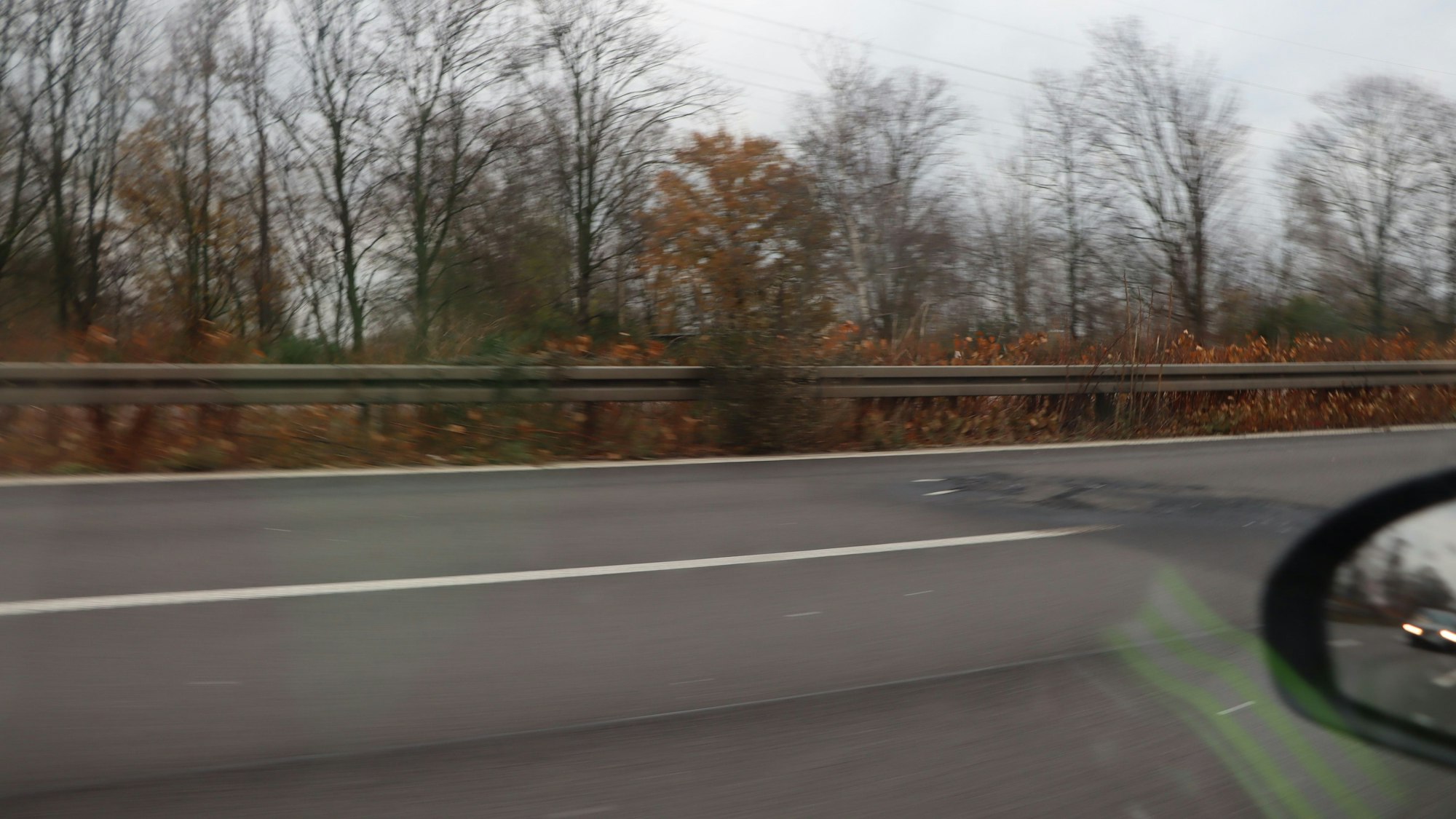 Schwarz und verbrannt ist der Asphalt auf der A555 genau dort, wo ein Kleinwagen ausbrannte.