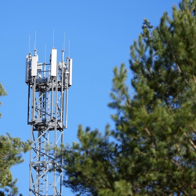 Mast mit Mobilfunk-Antennen