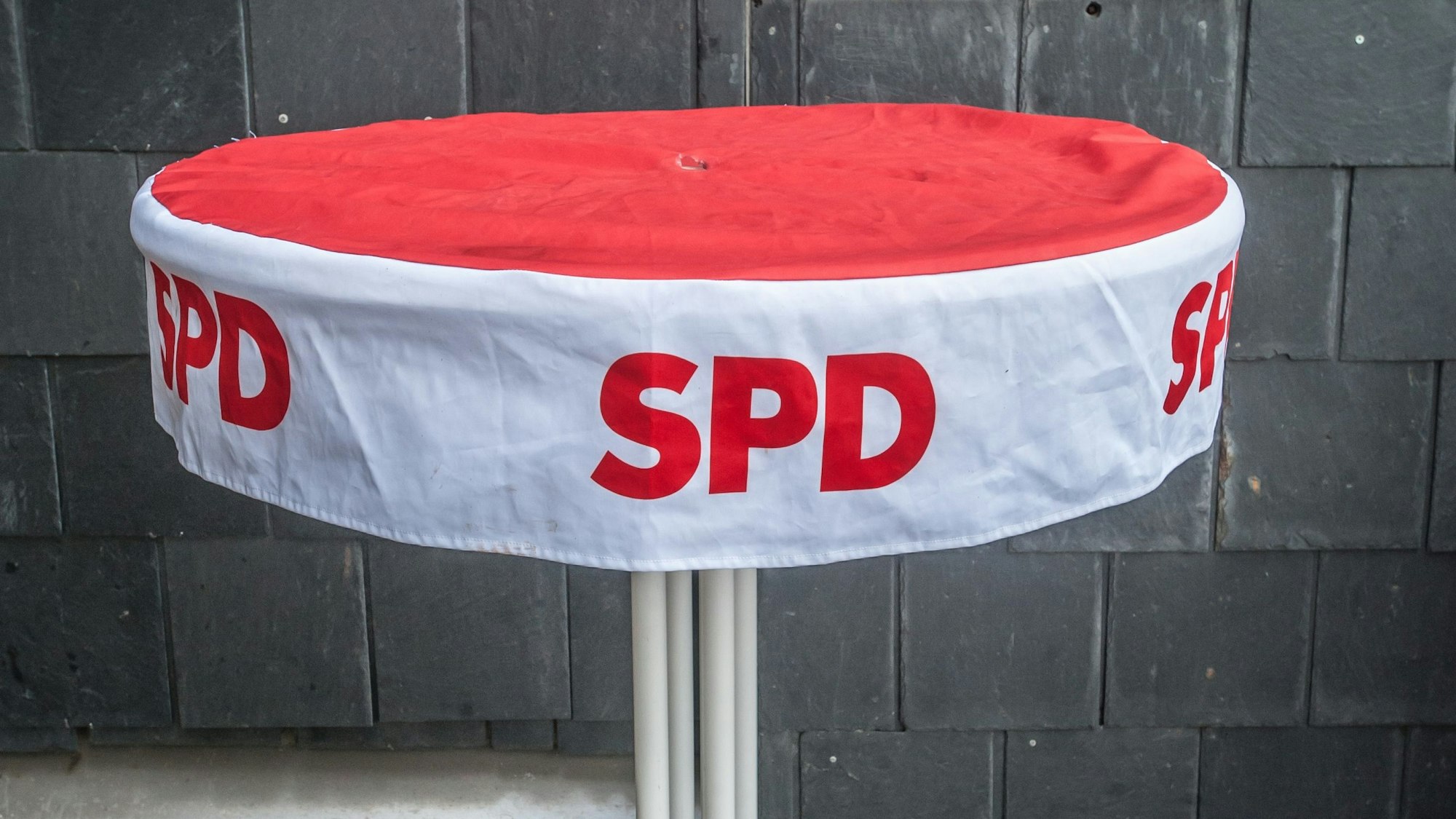 SPD-Wahlkampftisch ohne Schirmchen. Foto: Ralf Krieger
