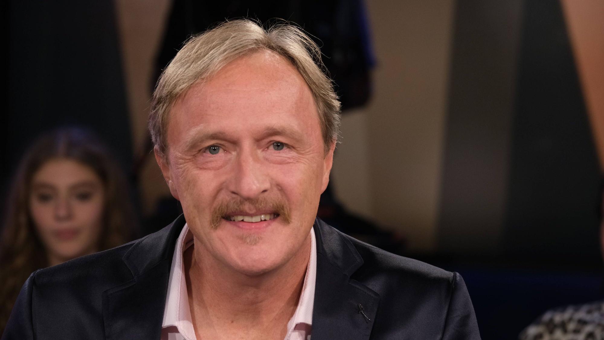 Musiker Albrecht Mayer in der NDR Talk Show im Fernsehstudio
