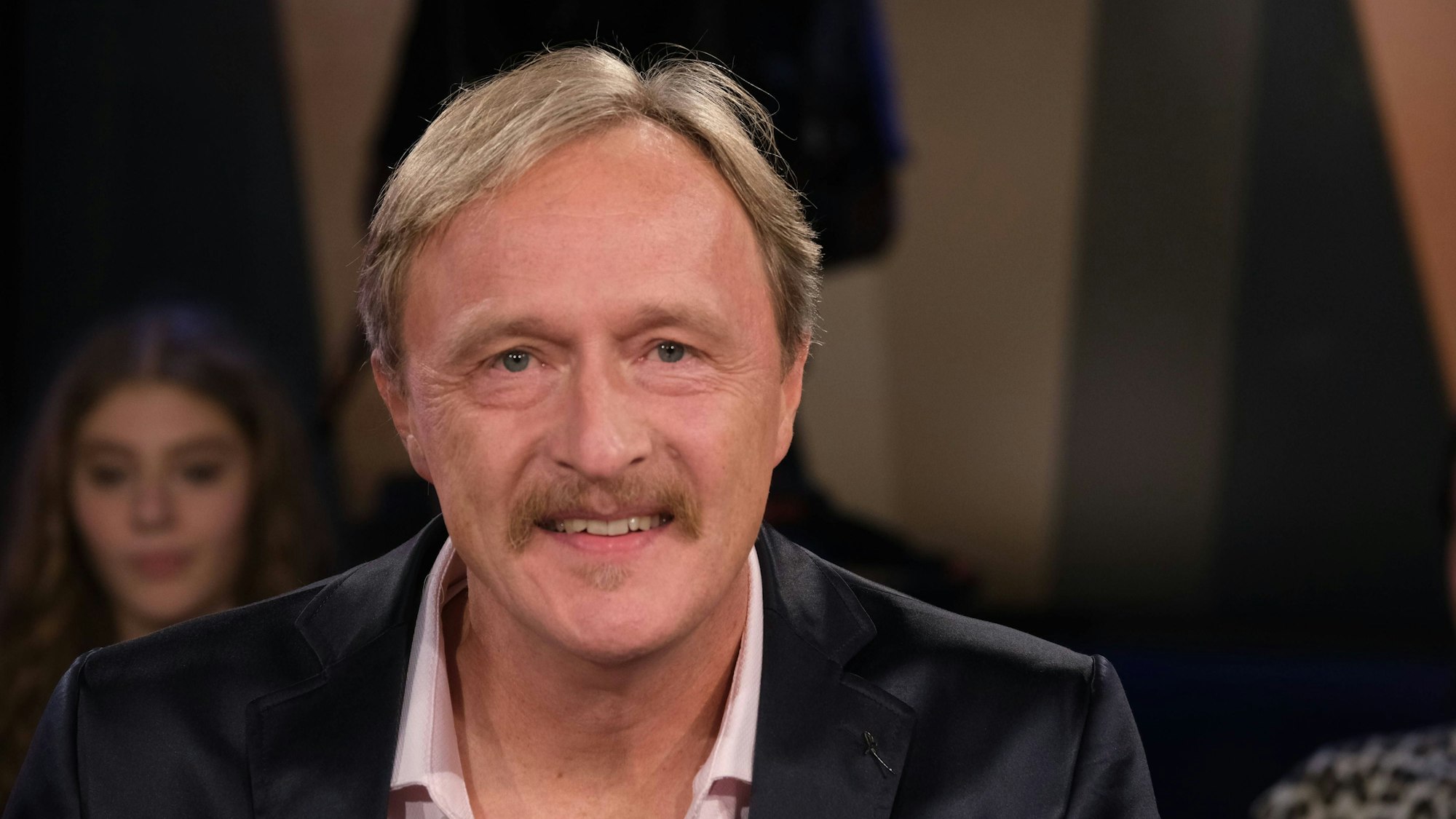 Musiker Albrecht Mayer in der NDR Talk Show im Fernsehstudio