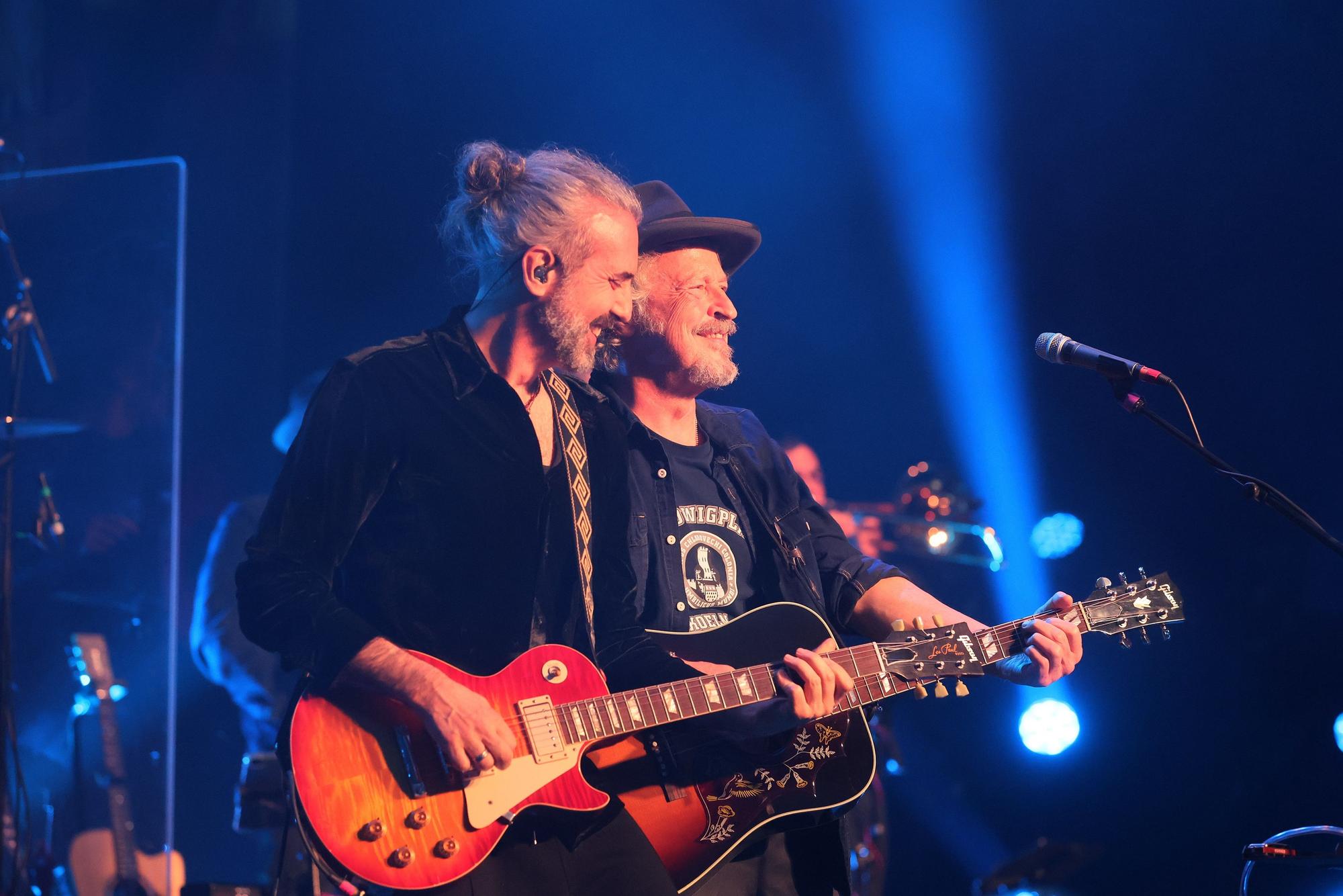 Rode und Niedecken stehen nebeneinander auf der Bühne und spielen Gitarre.