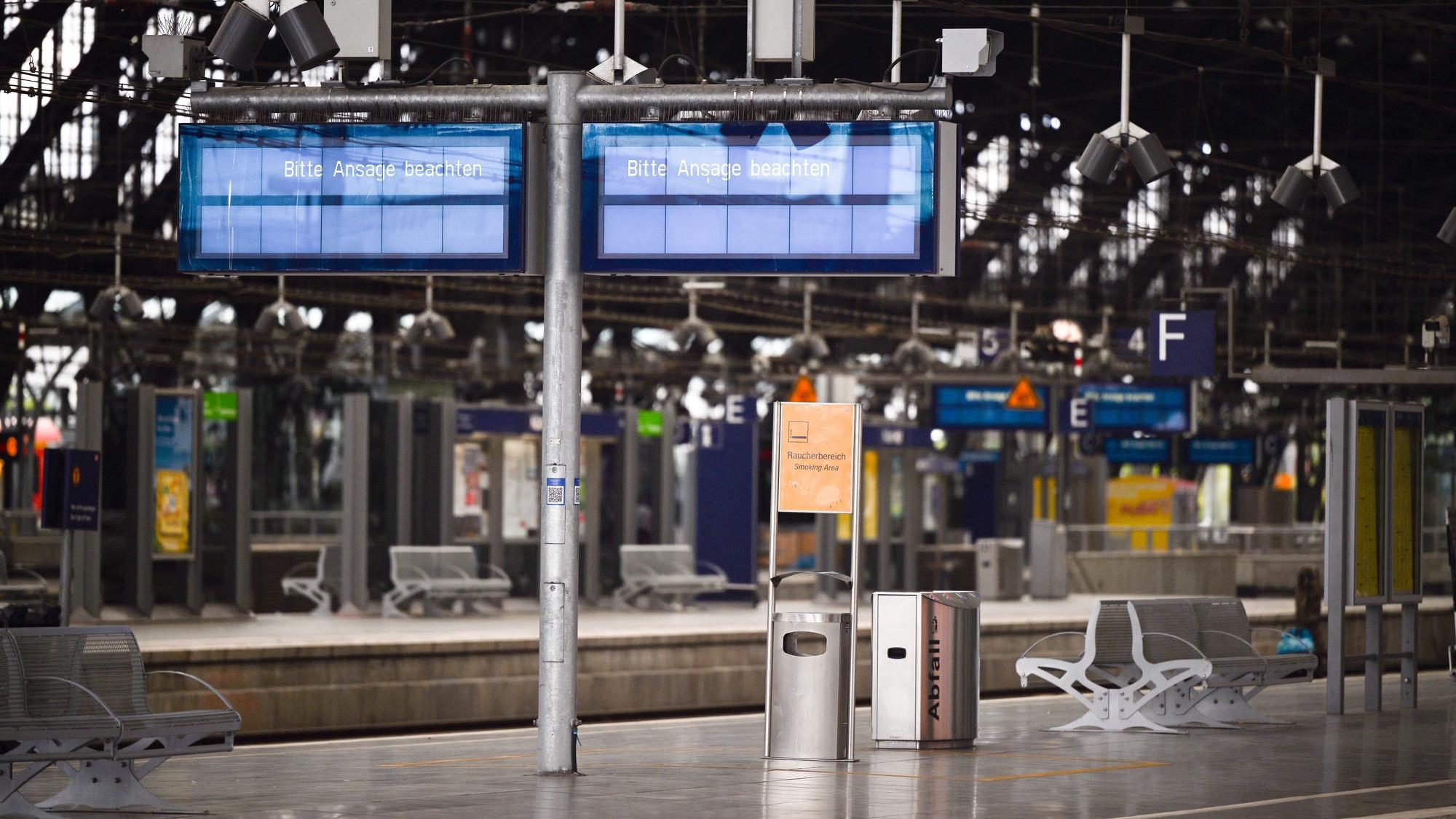 08.09.2022, Nordrhein-Westfalen, Köln: Nahezu menschenleer zeigen sich die Bahnsteige auf dem Hauptbahnhof. Ein kaputtes Stellwerk hat den Betrieb im Kölner Hauptbahnhof nahezu vollständig lahmgelegt. Es könnten keine Züge durch den Bahnhof fahren. Als Folge komme es zu erheblichen Verspätungen und Zugausfällen. Foto: Federico Gambarini/dpa +++ dpa-Bildfunk +++
