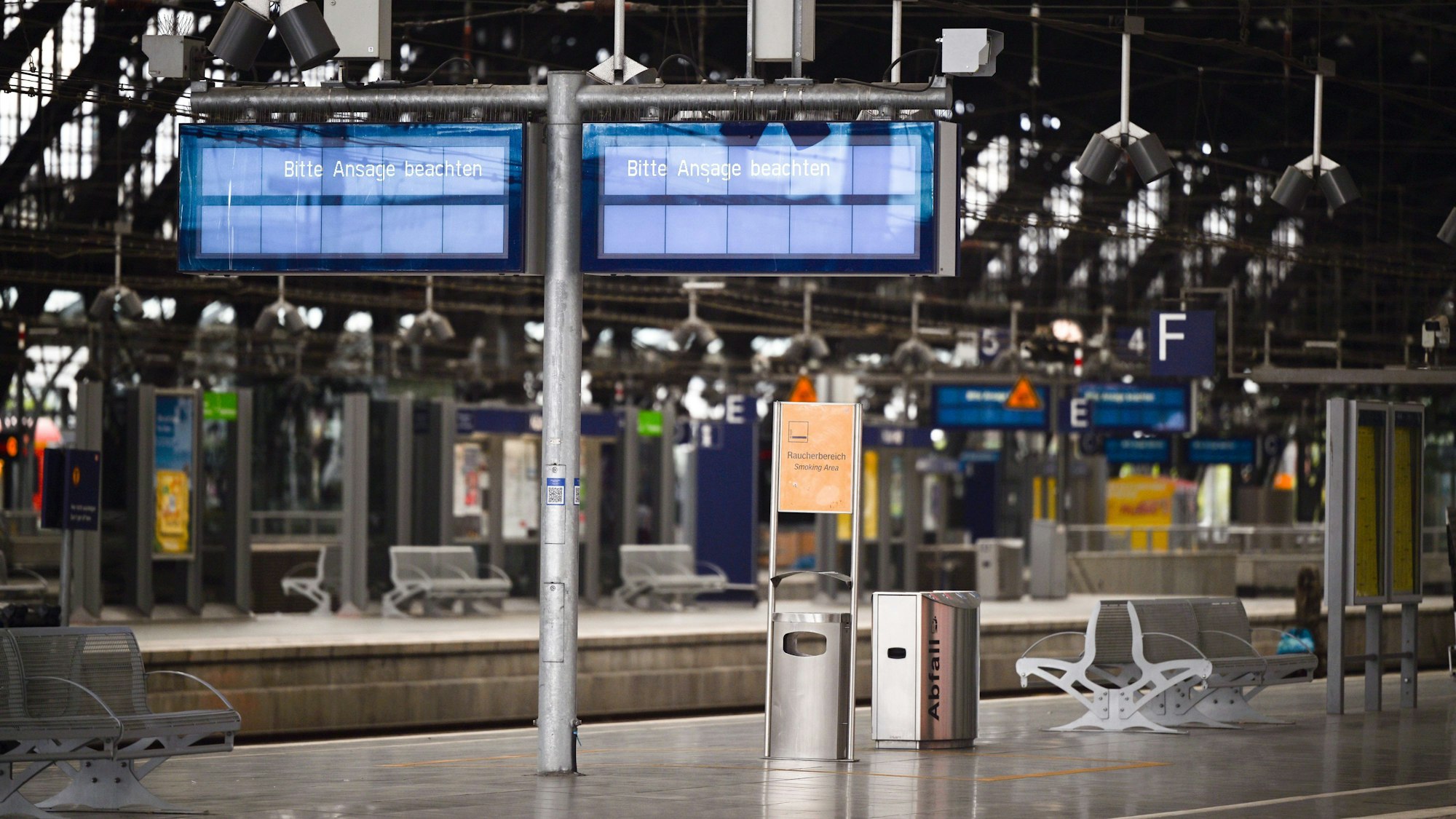 08.09.2022, Nordrhein-Westfalen, Köln: Nahezu menschenleer zeigen sich die Bahnsteige auf dem Hauptbahnhof. Ein kaputtes Stellwerk hat den Betrieb im Kölner Hauptbahnhof nahezu vollständig lahmgelegt. Es könnten keine Züge durch den Bahnhof fahren. Als Folge komme es zu erheblichen Verspätungen und Zugausfällen. Foto: Federico Gambarini/dpa +++ dpa-Bildfunk +++