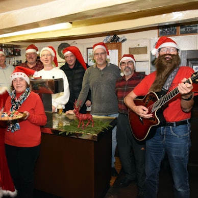 Foto von Menschen, die sich als Nikolaus verkleidet haben.
