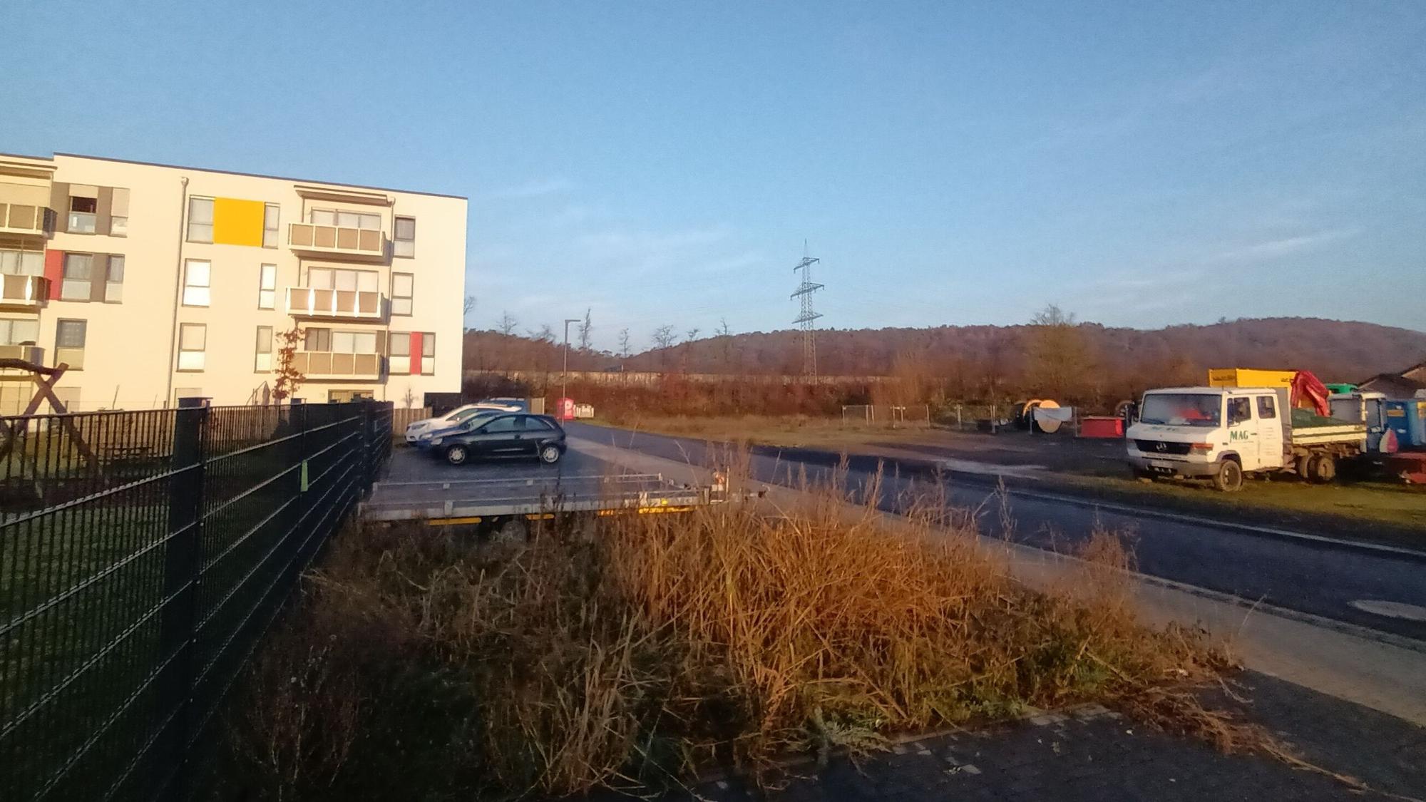 Mehrfamilienhäuser und eine Freifläche