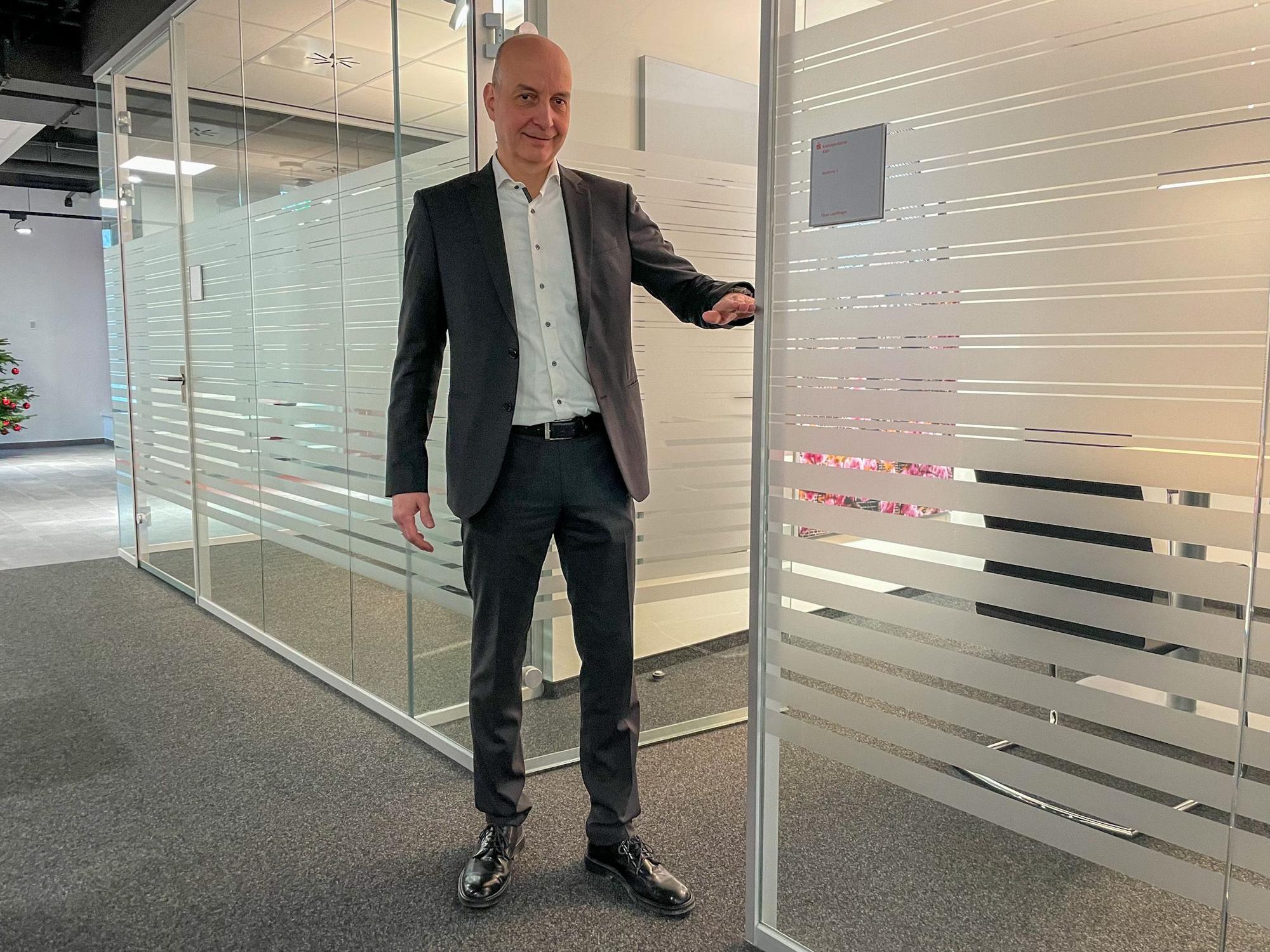Markus Luyven, Filialleiter der Kreissparkasse Köln in Leichlingen, zeigt, wie hoch das Hochwasser stand.