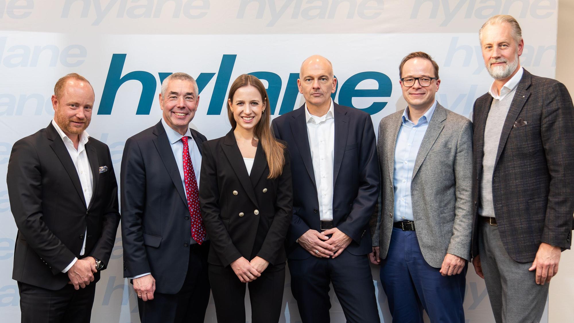 Hylane zog mit seinen Partnern in Köln eine positive erste Jahresbilanz: (v.l.n.r.) Andreas Haller (Quantron), Bernd Zens (Hylane und DEVK Versicherungen), Sara Schiffer (Hylane), Christian Orth (Sonepar), Christian Sulser (Iveco Magirus), Beat Hirschi (Hyundai Hydrogen Mobility)