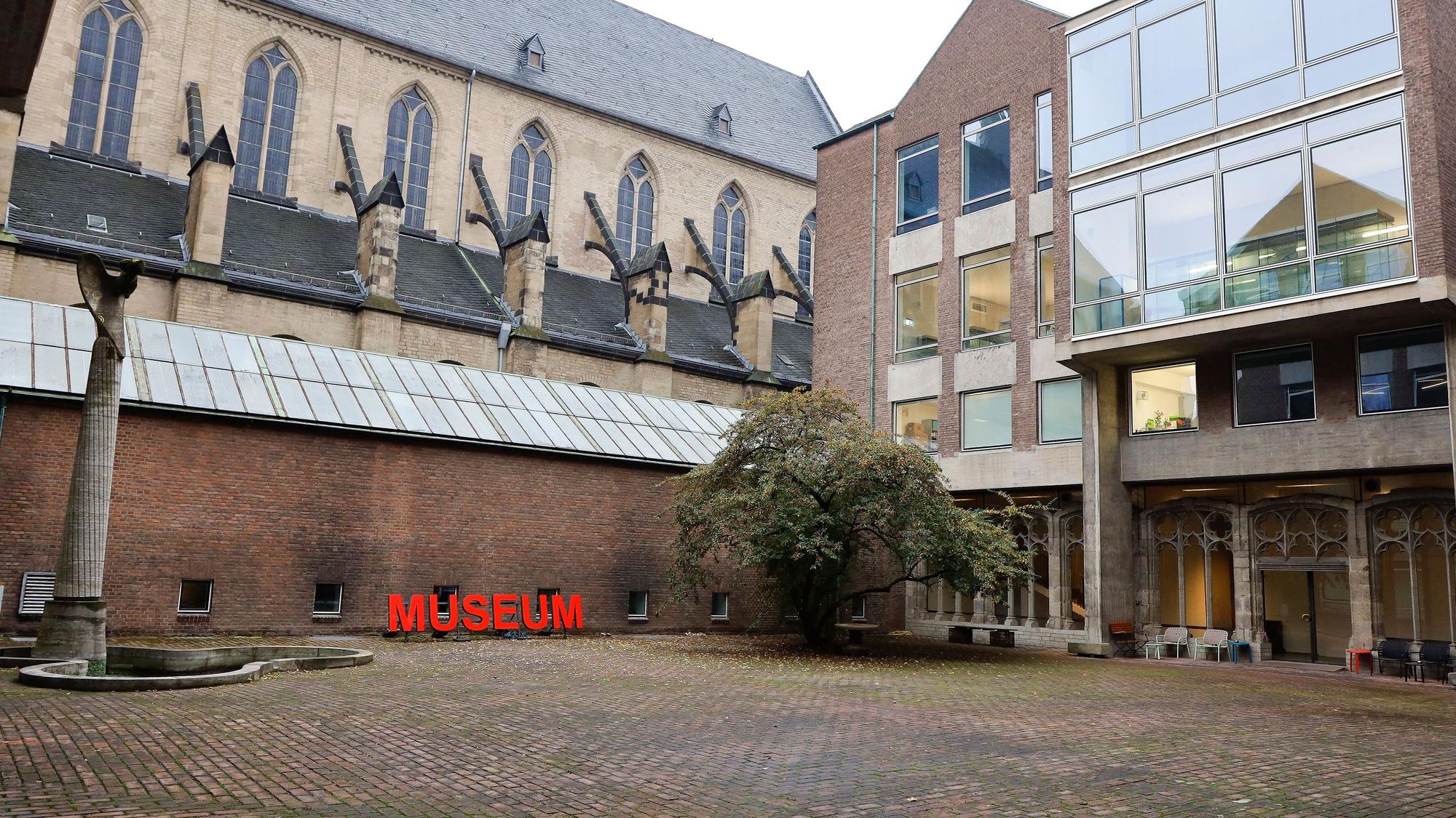 Zu sehen ist der Innenhof des Museums für Angewandte Kunst in Köln.