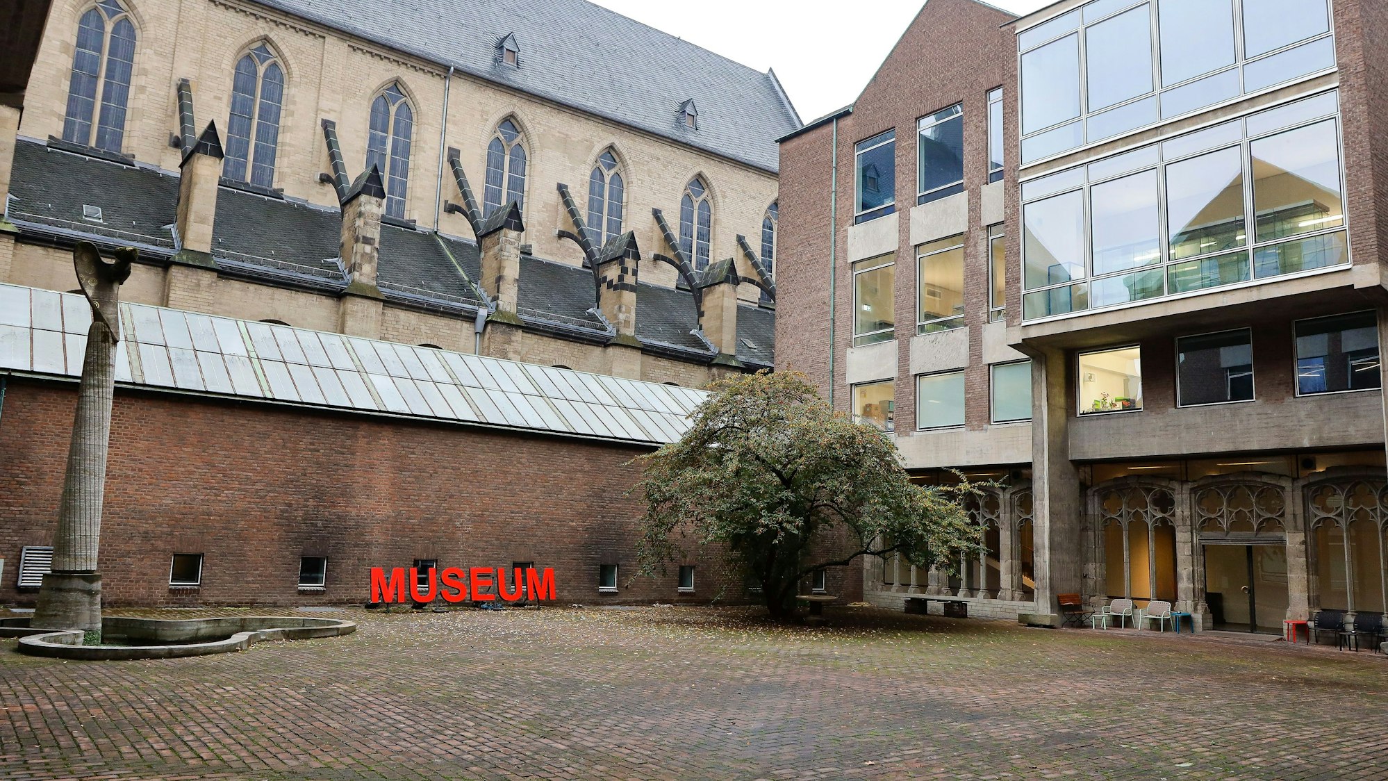 Zu sehen ist der Innenhof des Museums für Angewandte Kunst in Köln.