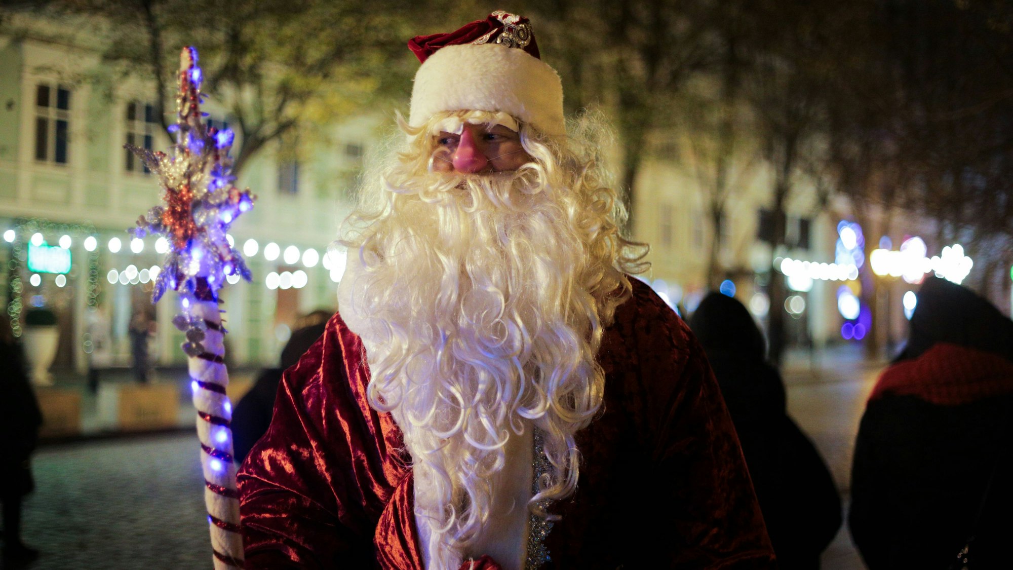 Ein Weihnachtsmann auf einem Weihnachtsmarkt. In Cottbus kam es rund um einen pöbelnden Santa zu einem Polizeieinsatz. (Symbolbild)
