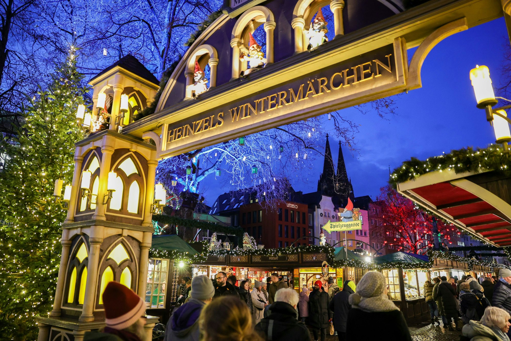 Der Weihnachtsmarkt "Heinzels Wintermärchen" auf dem Heumarkt und dem Alter Markt.