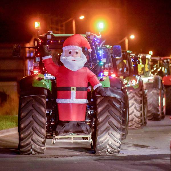 Auf dem Foto sind weihnachtlich geschmückte Traktoren zu sehen.