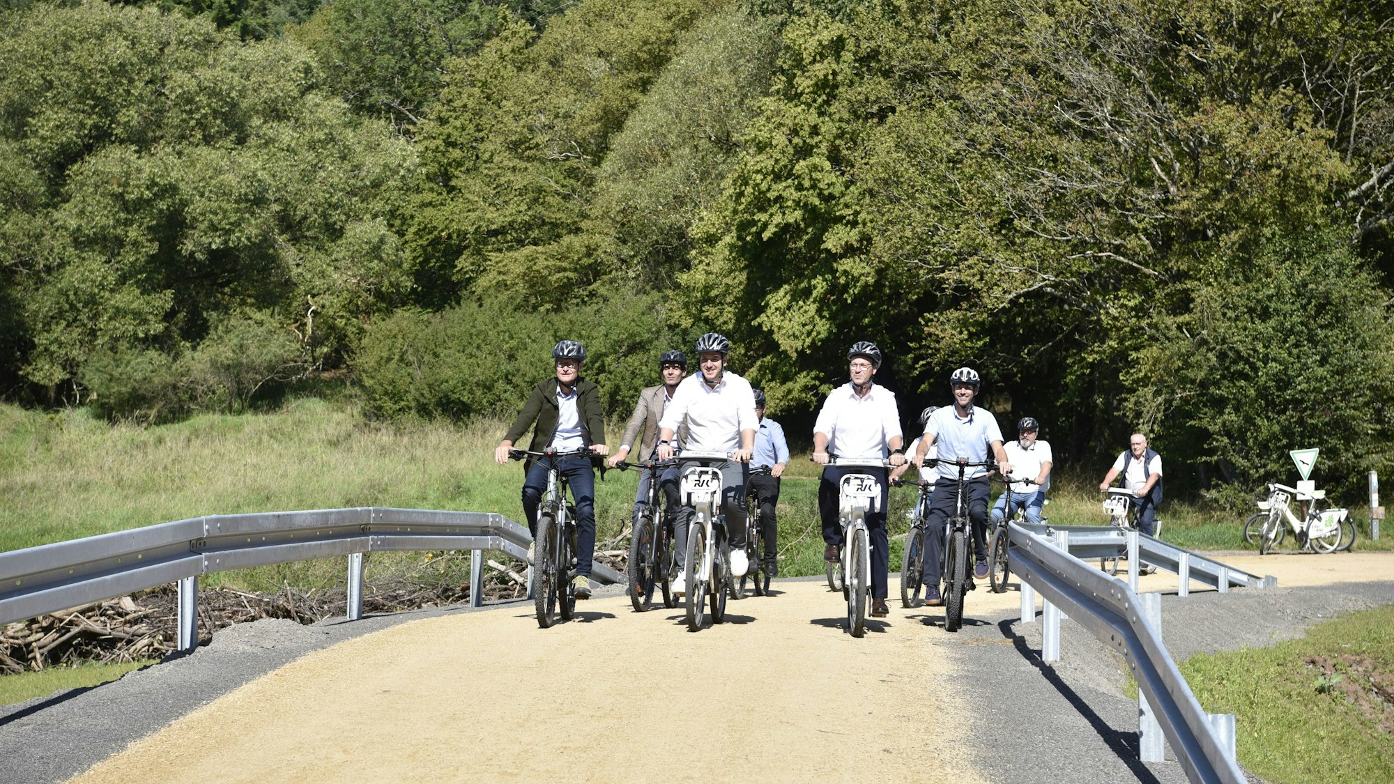 Mehrere Politiker fahren über den neuen Radweg.