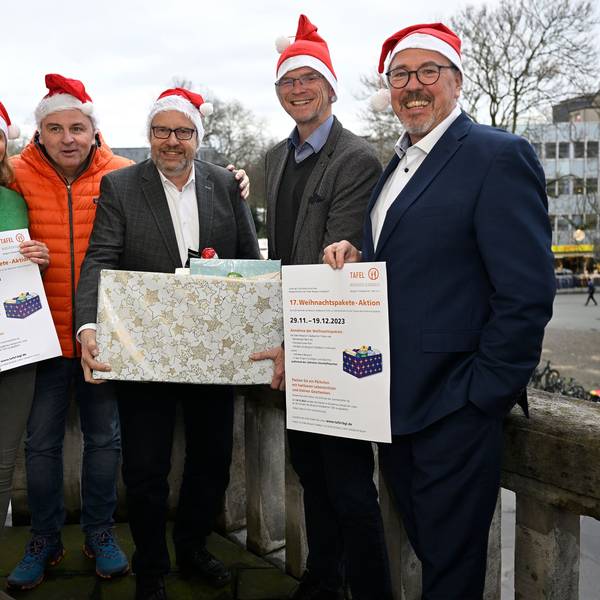 Freude im Karton: Die Gladbacher Tafel packt Weihnachtspakete, denen es finanziell nicht gut geht. Mit dabei Bürgermeister Frank Stein.