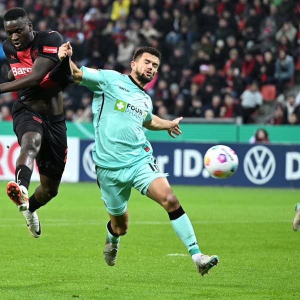 Leverkusens Victor Boniface (l) erzielt das 1:0. Paderborns Visar Musliu kann nicht eingreifen.