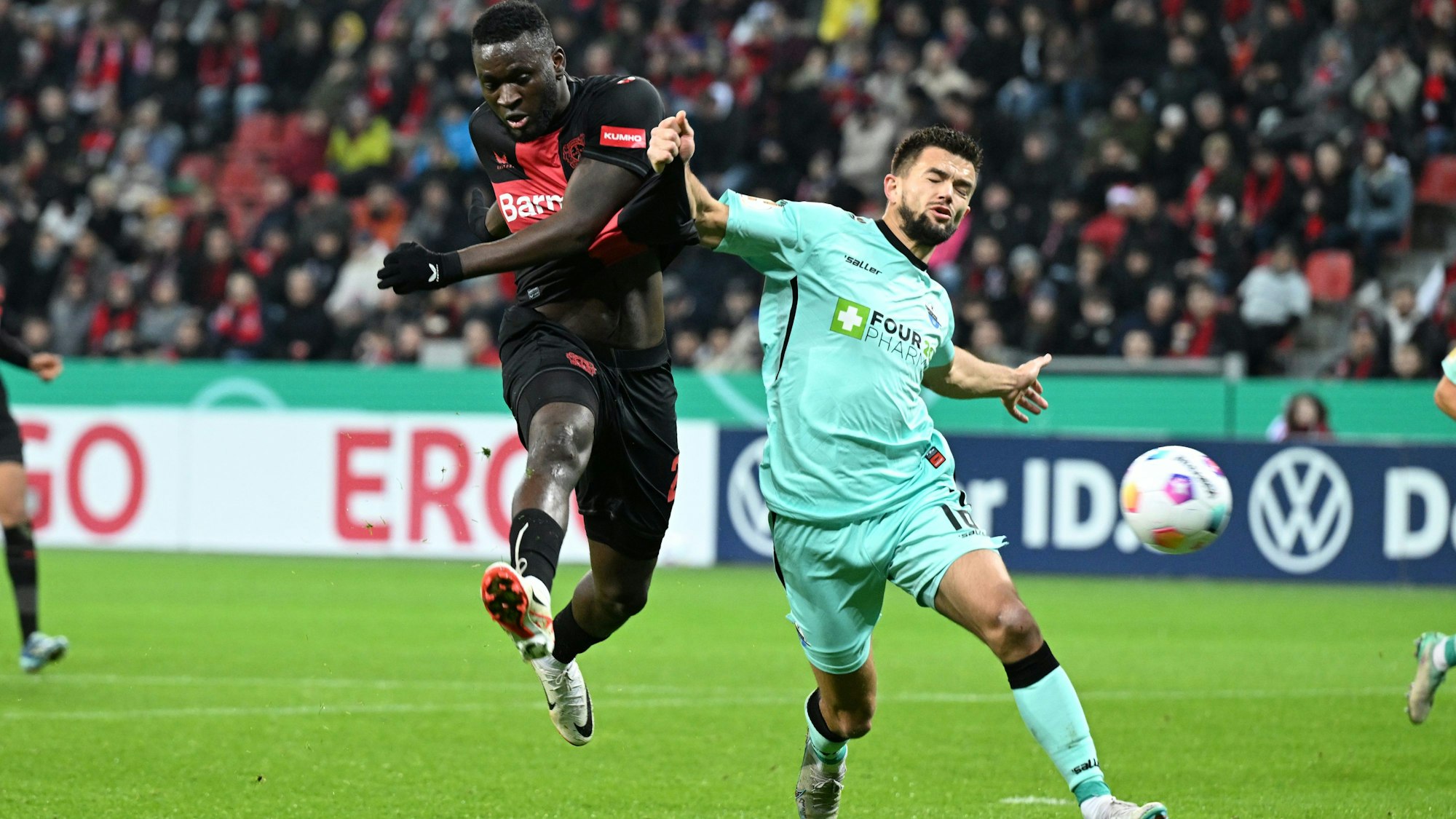 Leverkusens Victor Boniface (l) erzielt das 1:0. Paderborns Visar Musliu kann nicht eingreifen.